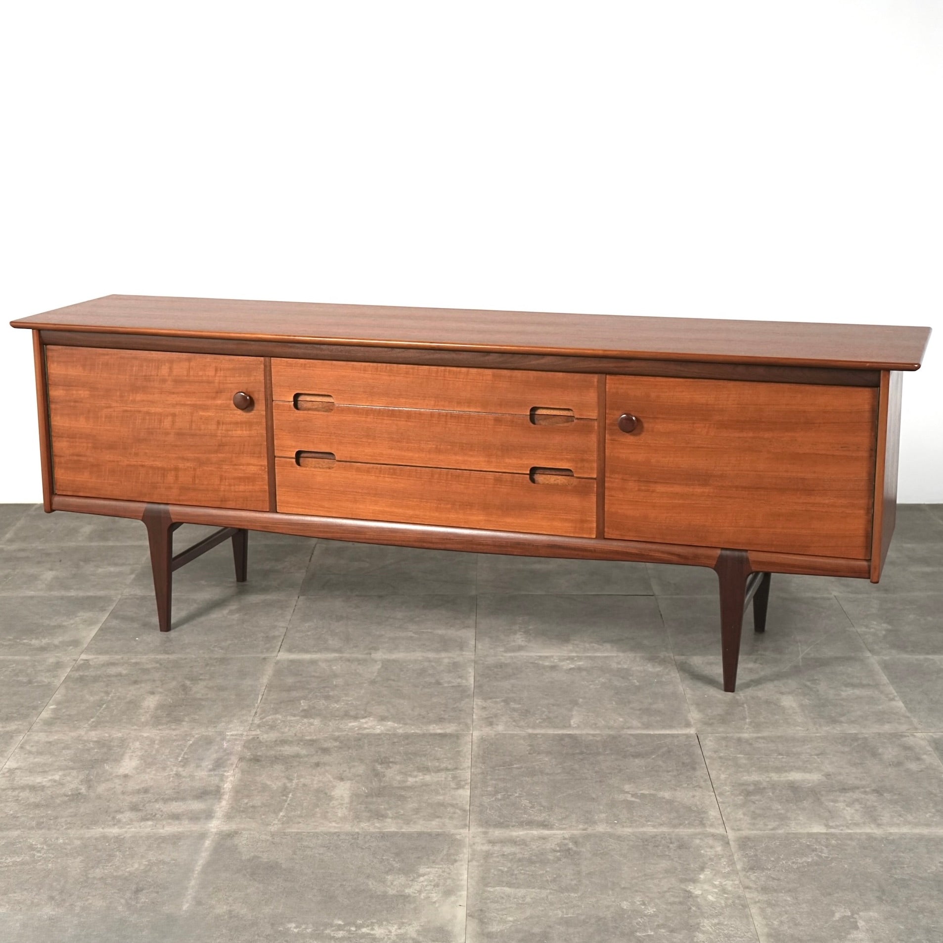 【cloheさま】サークル模様の入った素敵なデザインのヴィンテージサイドボード cloheさま】サークル模様の入った素敵なデザインのヴィンテージ