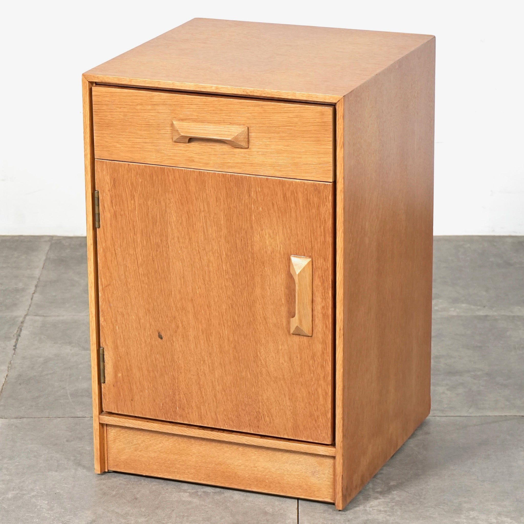 イギリスヴィンテージ サイドキャビネット – TIME HYPE