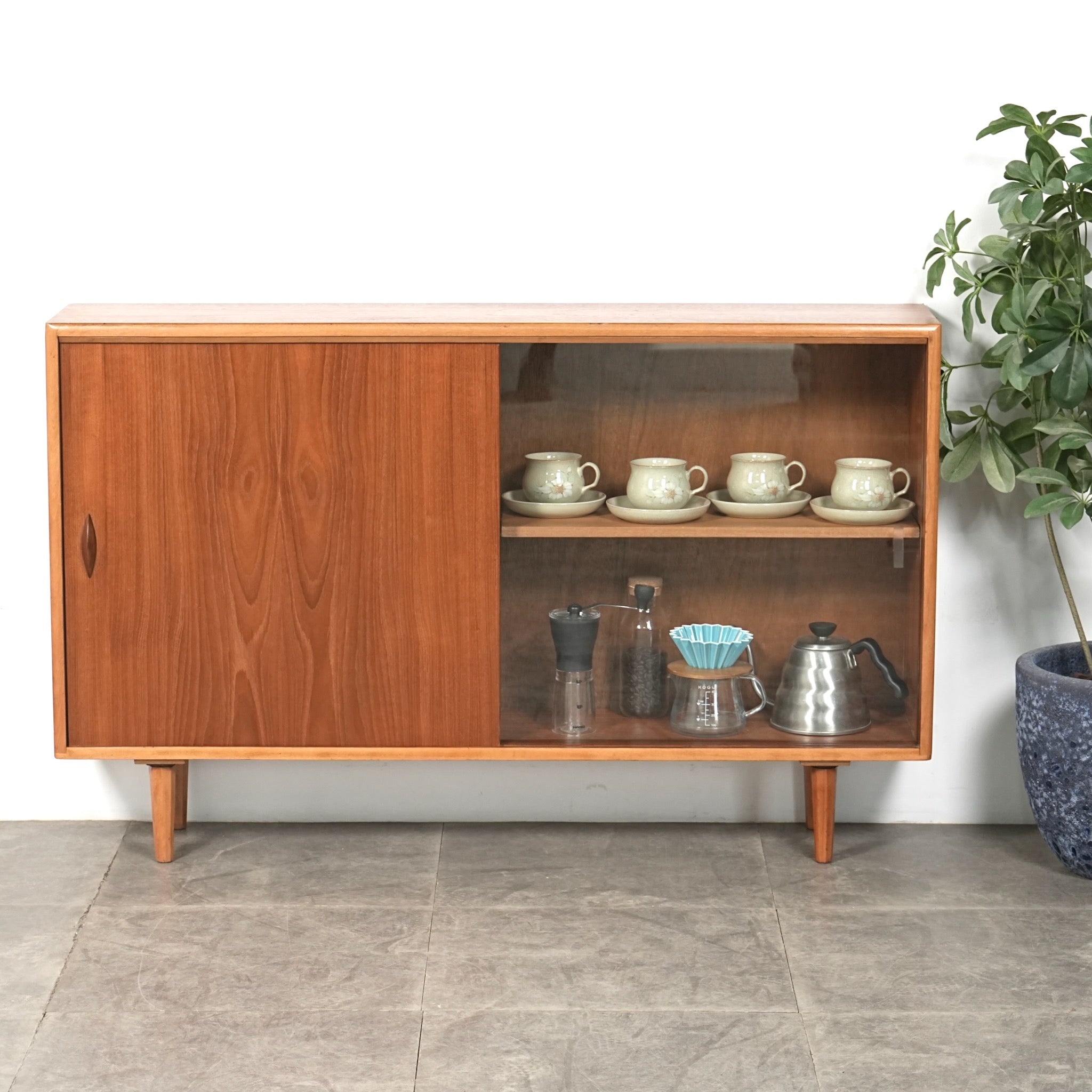 北欧ヴィンテージ　イギリス　ガラスキャビネット ビンテージのガラスキャビネット、イギリスで見つけた北欧