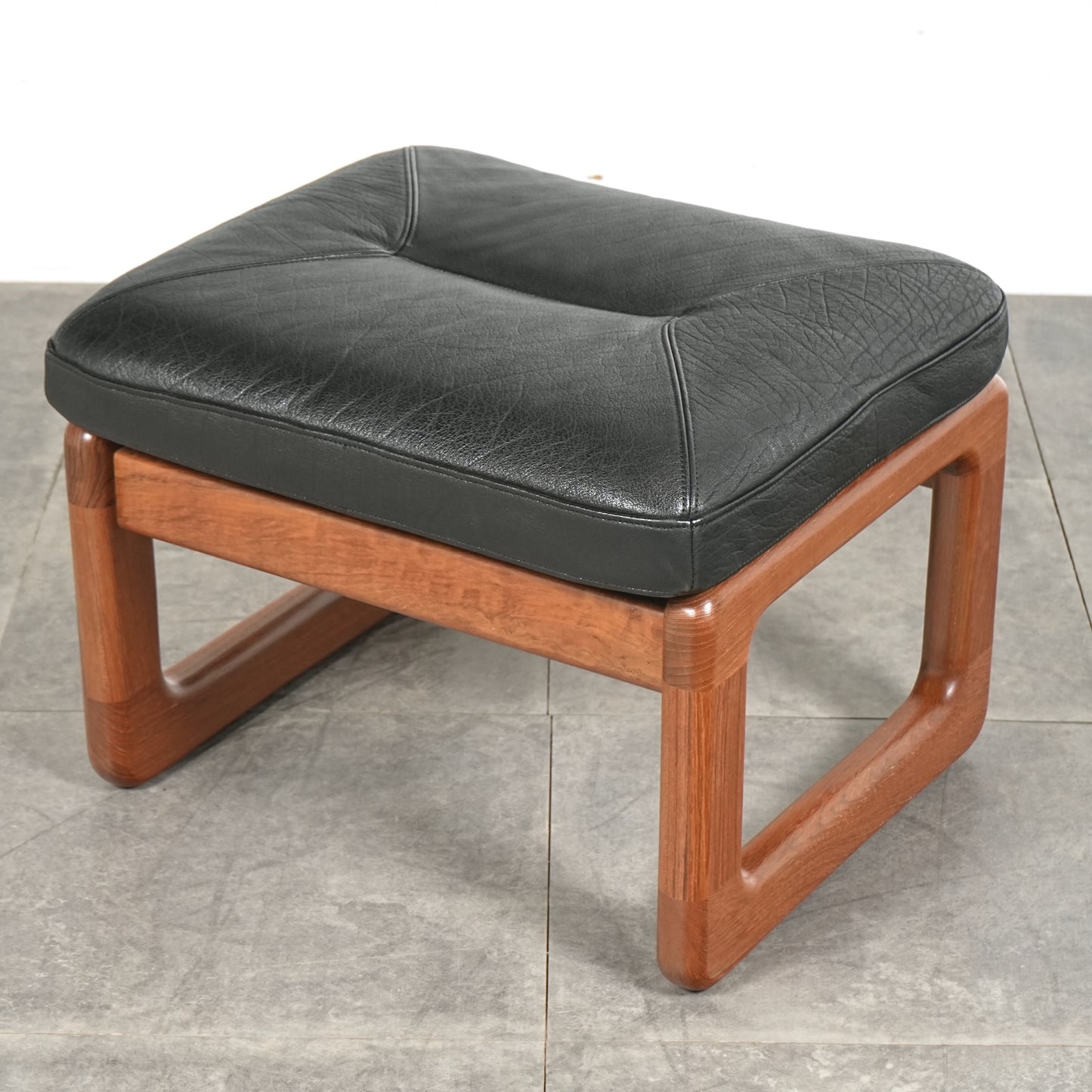 【EMC Furniture】ヴィンテージ レザーオットマン