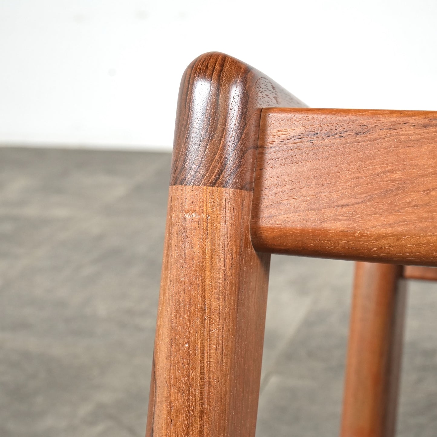 【EMC Furniture】ヴィンテージ レザーオットマン
