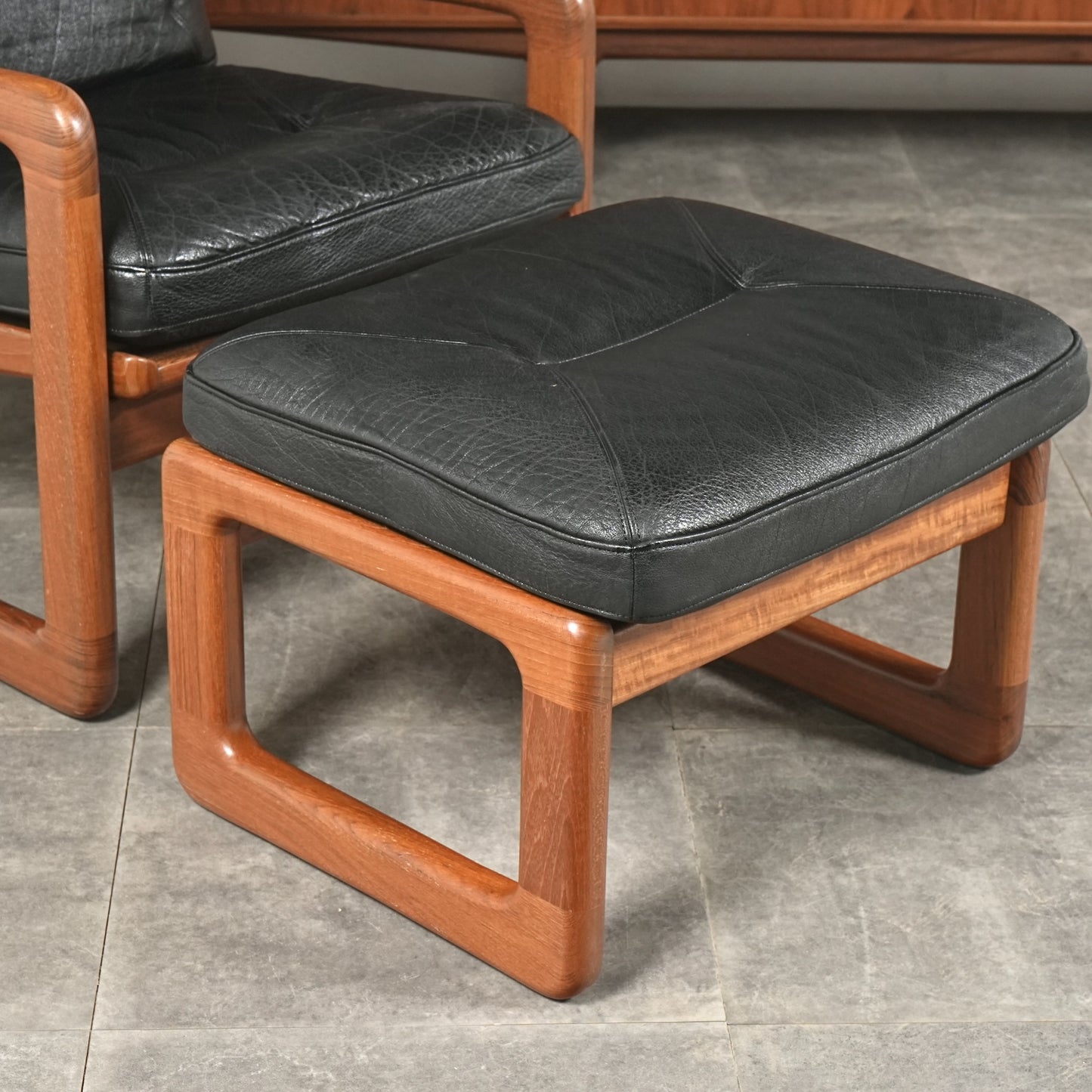【EMC Furniture】ヴィンテージ レザーオットマン