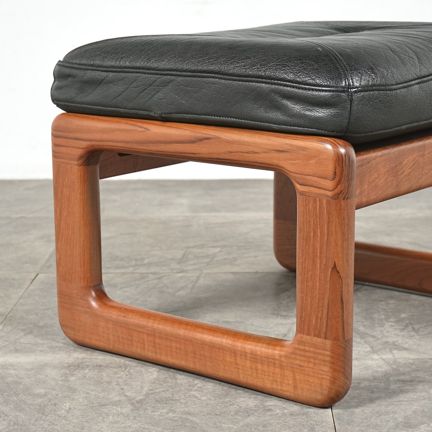 【EMC Furniture】ヴィンテージ レザーオットマン