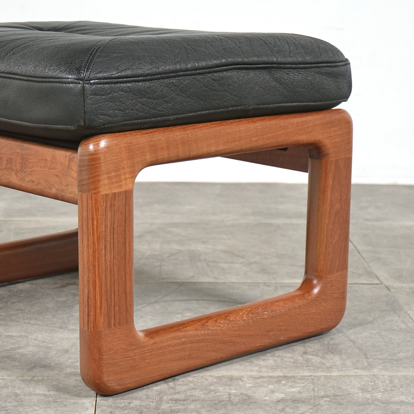 【EMC Furniture】ヴィンテージ レザーオットマン