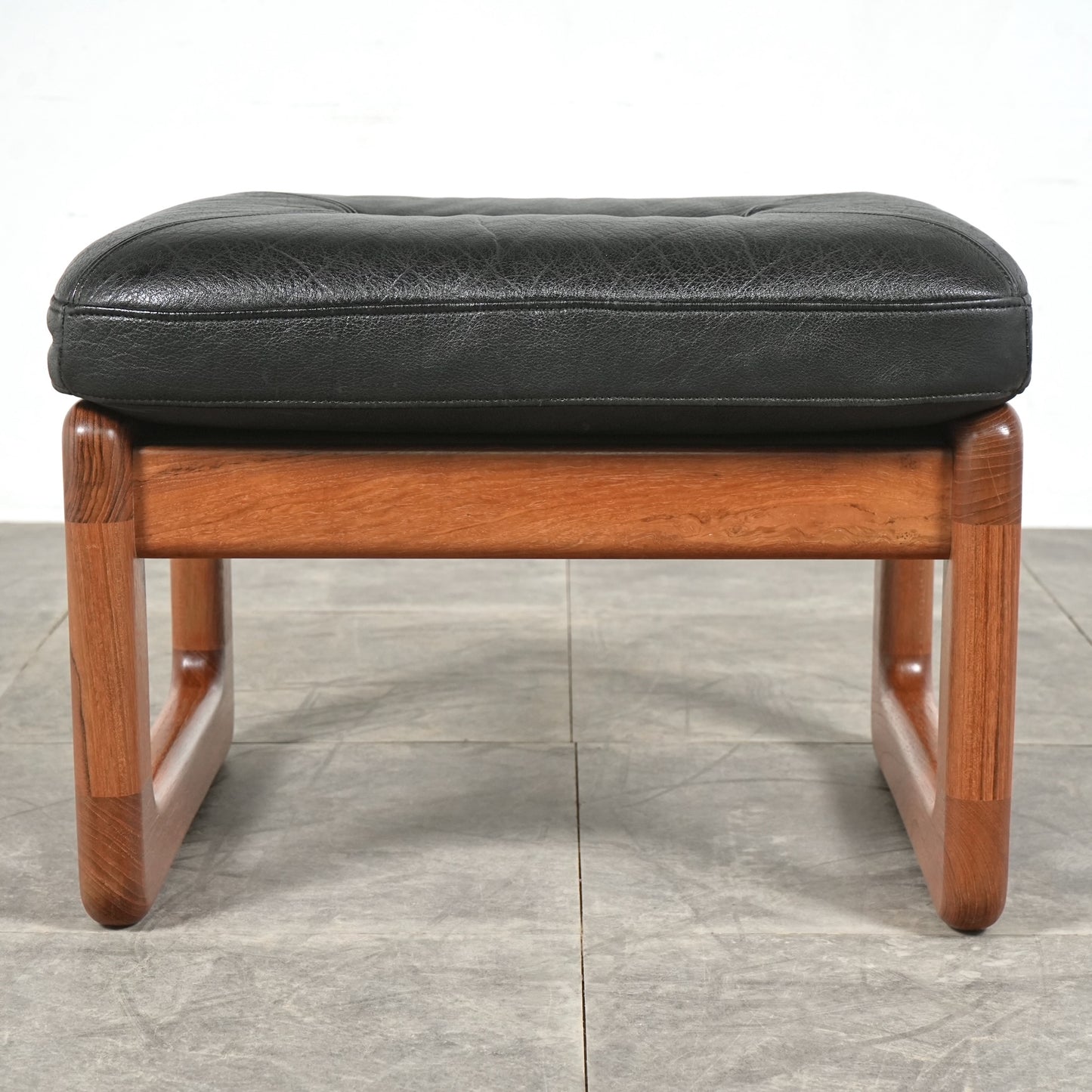 【EMC Furniture】ヴィンテージ レザーオットマン