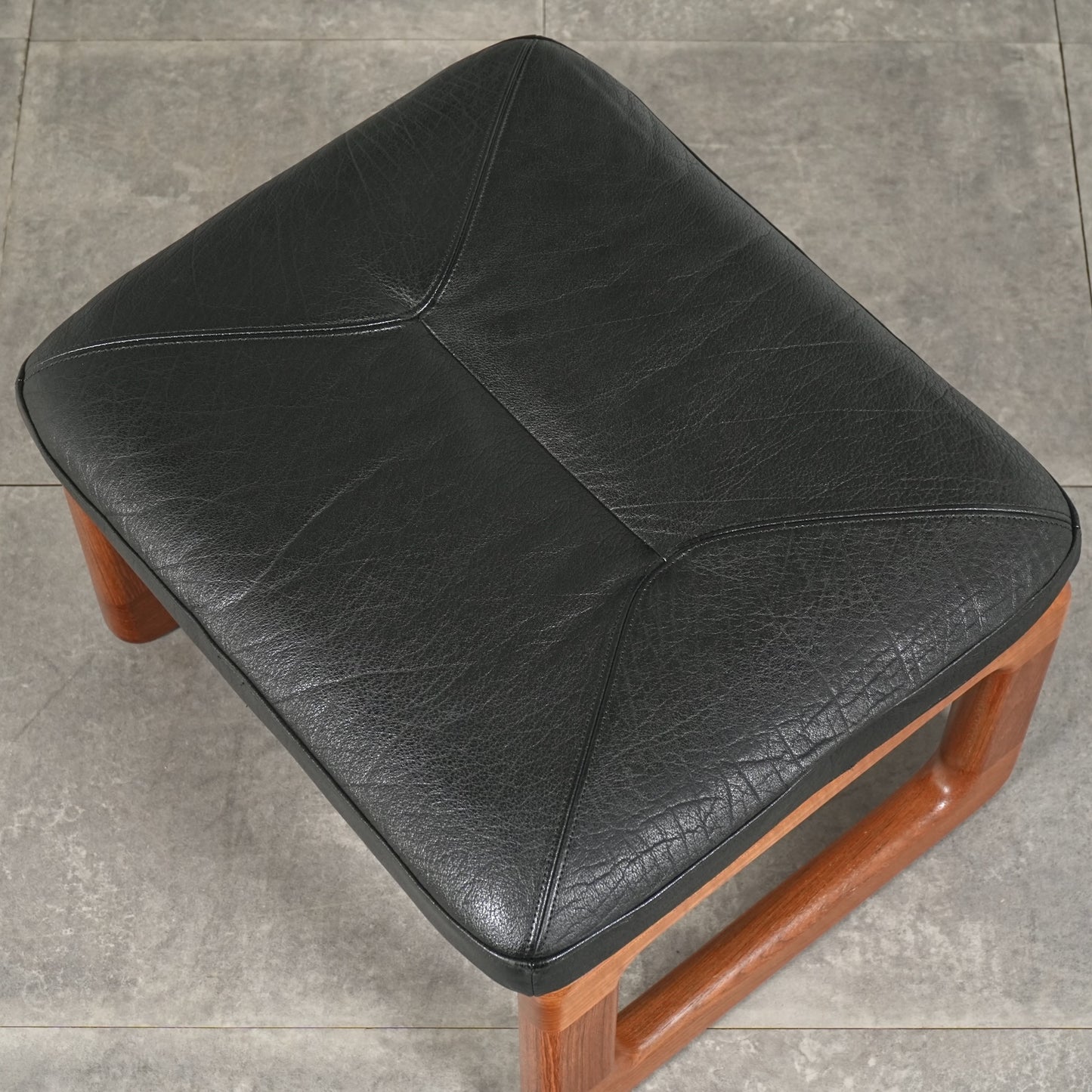 【EMC Furniture】ヴィンテージ レザーオットマン