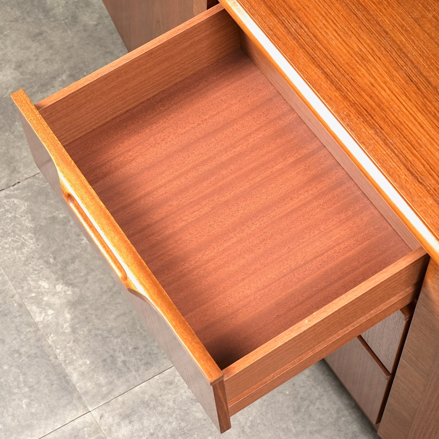 【JS Sakol Furniture】ヴィンテージ キャビネット