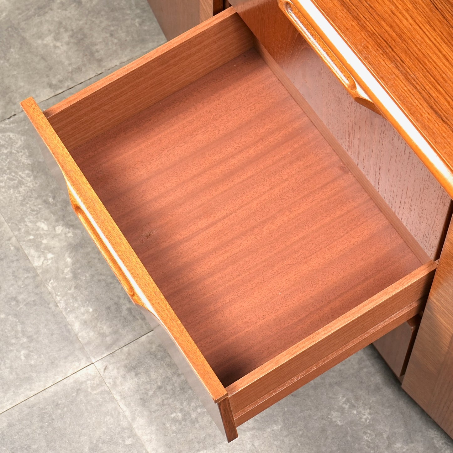 【JS Sakol Furniture】ヴィンテージ キャビネット