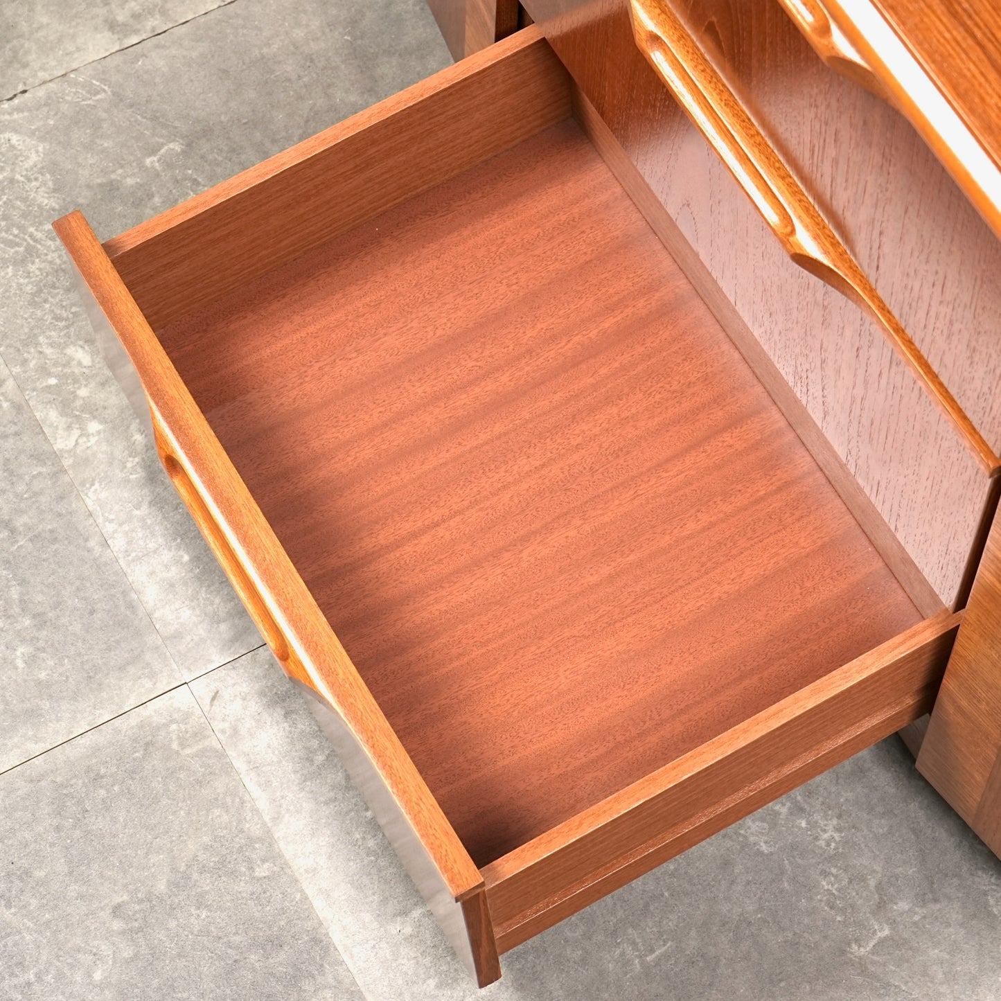 【JS Sakol Furniture】ヴィンテージ キャビネット