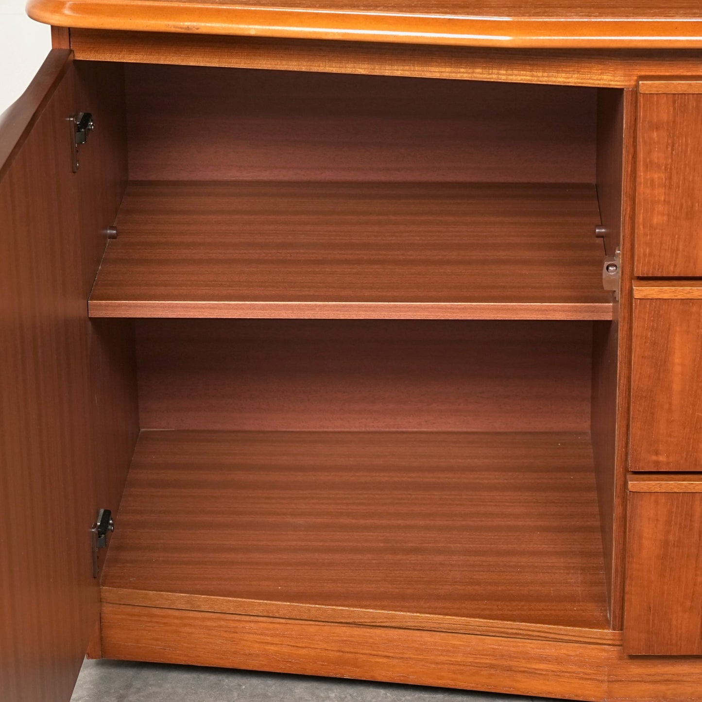 【JS Sakol Furniture】ヴィンテージ キャビネット