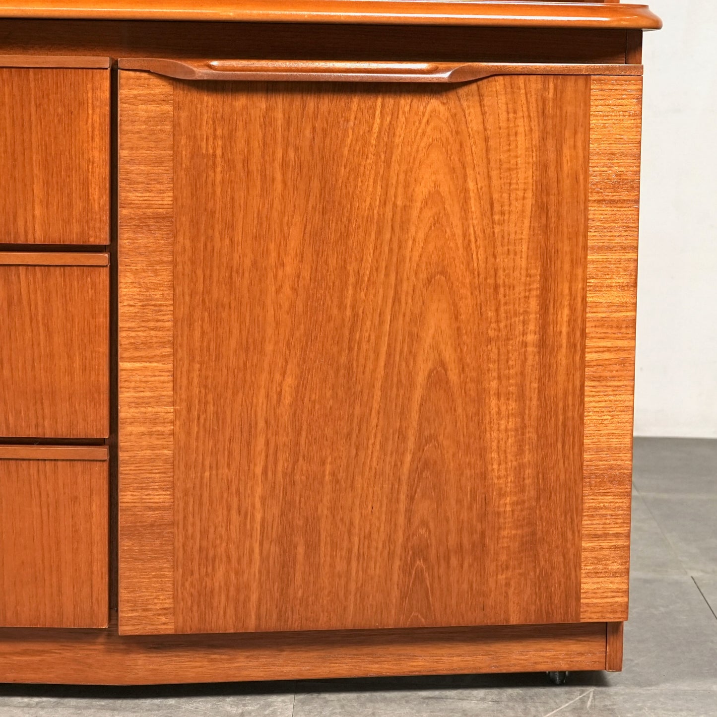 【JS Sakol Furniture】ヴィンテージ キャビネット