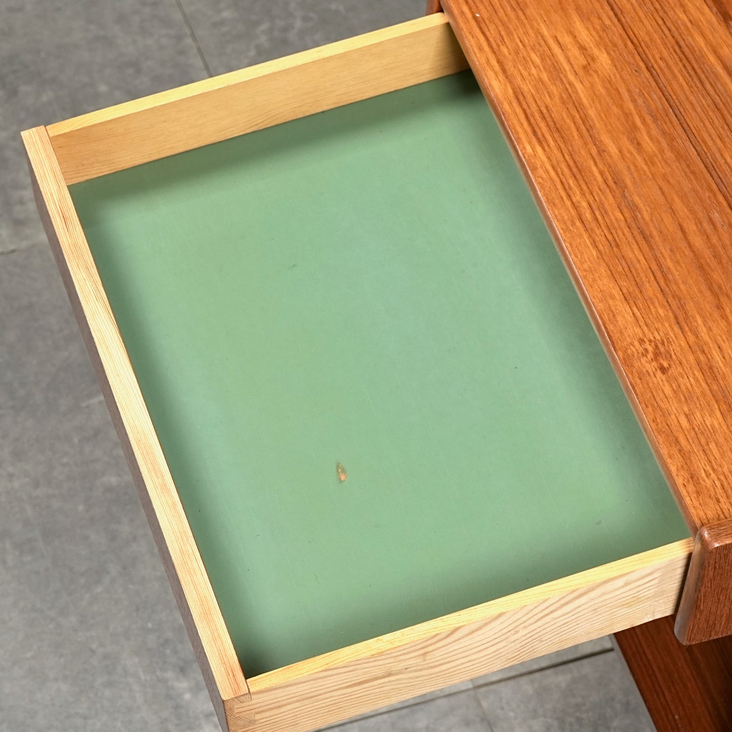 【AB Carlstrom & Co Mobelfabrik】サイドテーブル