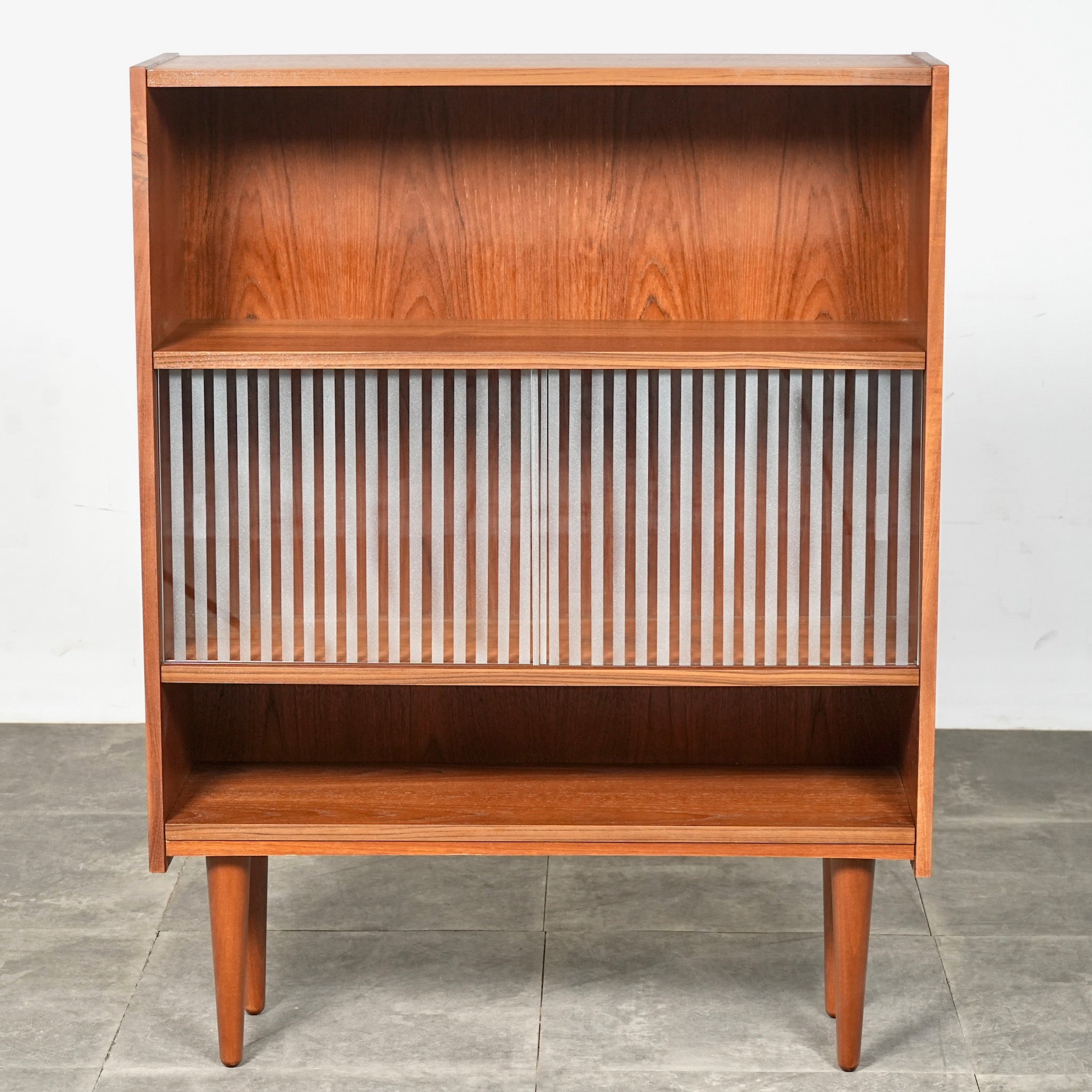 デンマークヴィンテージ ガラスキャビネット – TIME HYPE