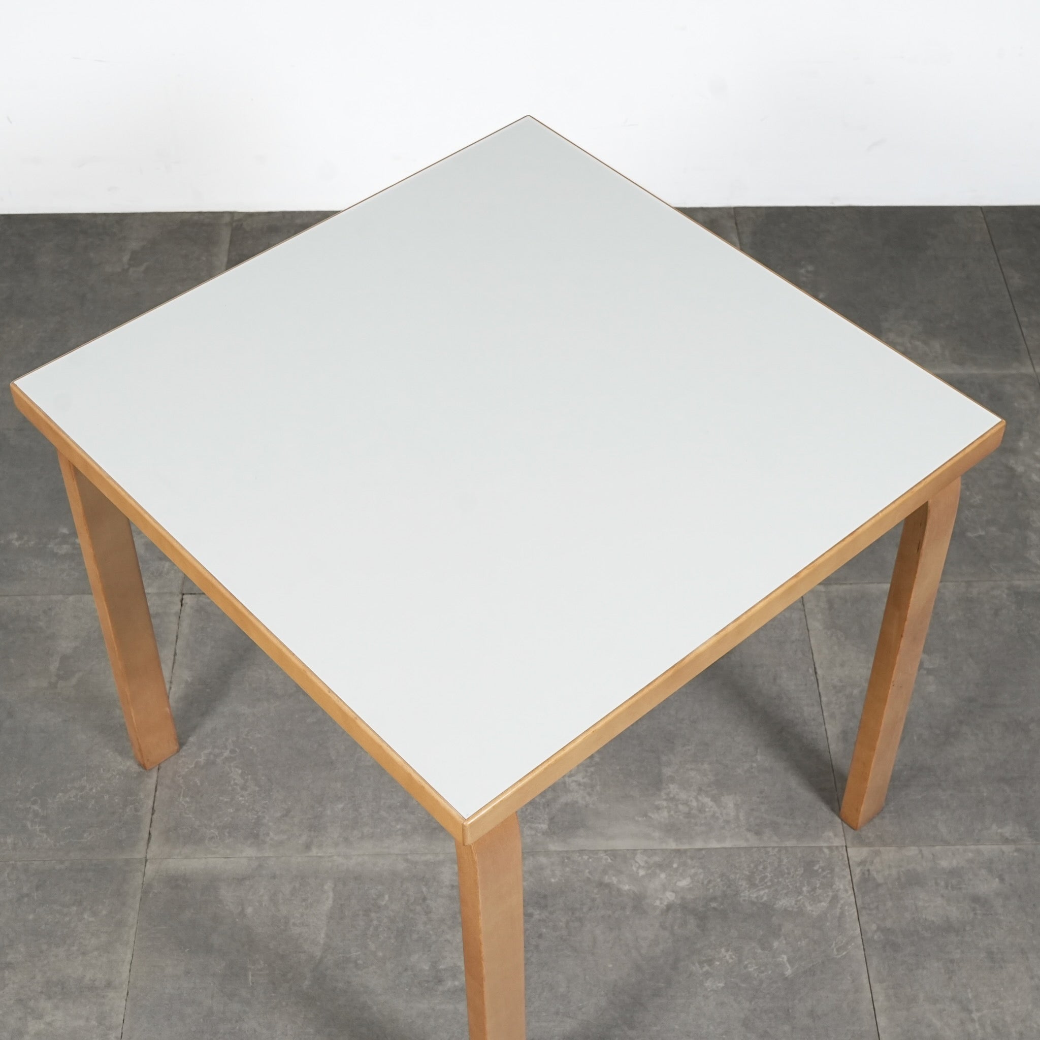 Artek 81C テーブル 81C テーブル（75×75cm）ナチュラルラッカー［ アルテック ］ | REAL