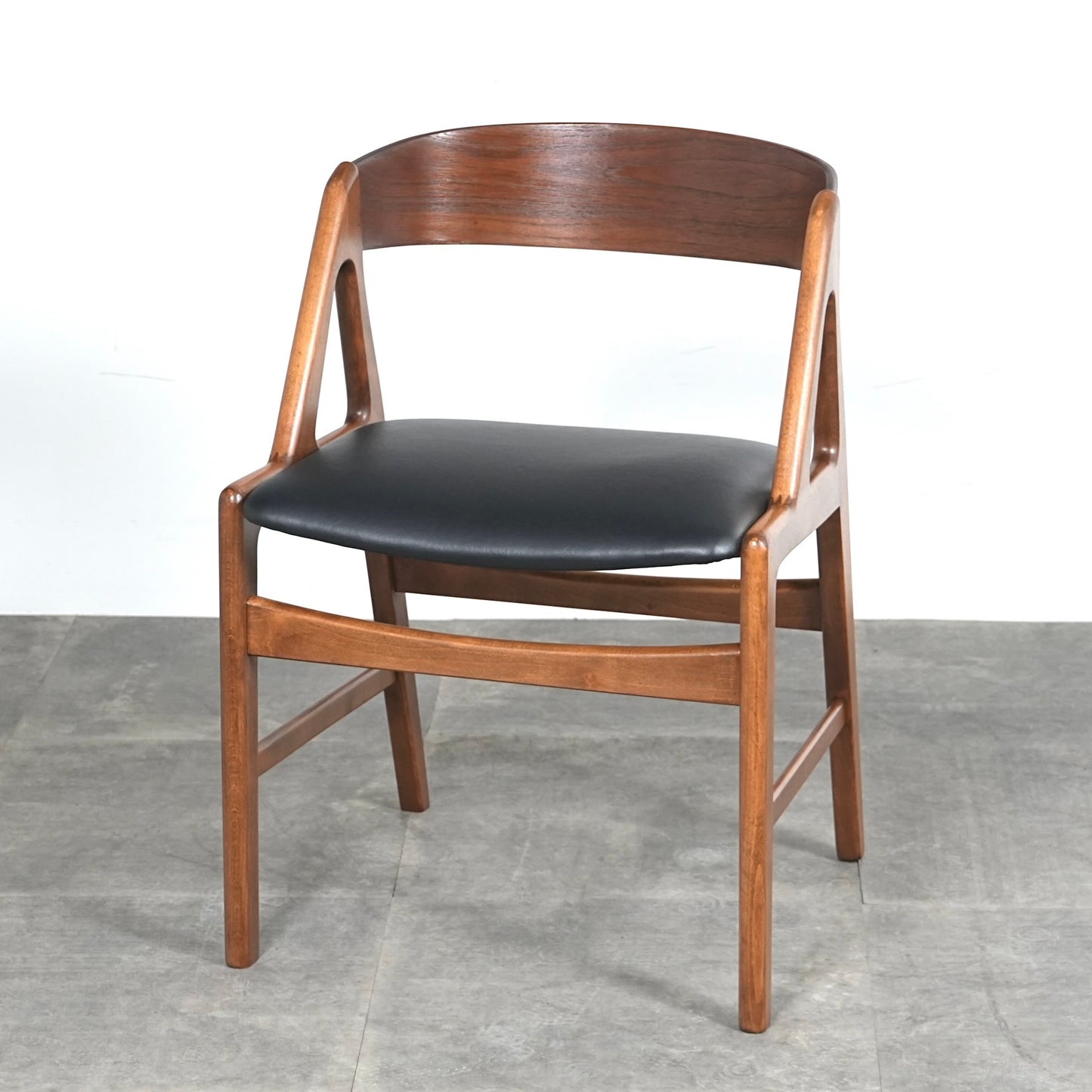 【Henning Kjaernulf】ダイニングチェア Model.72【張替済】