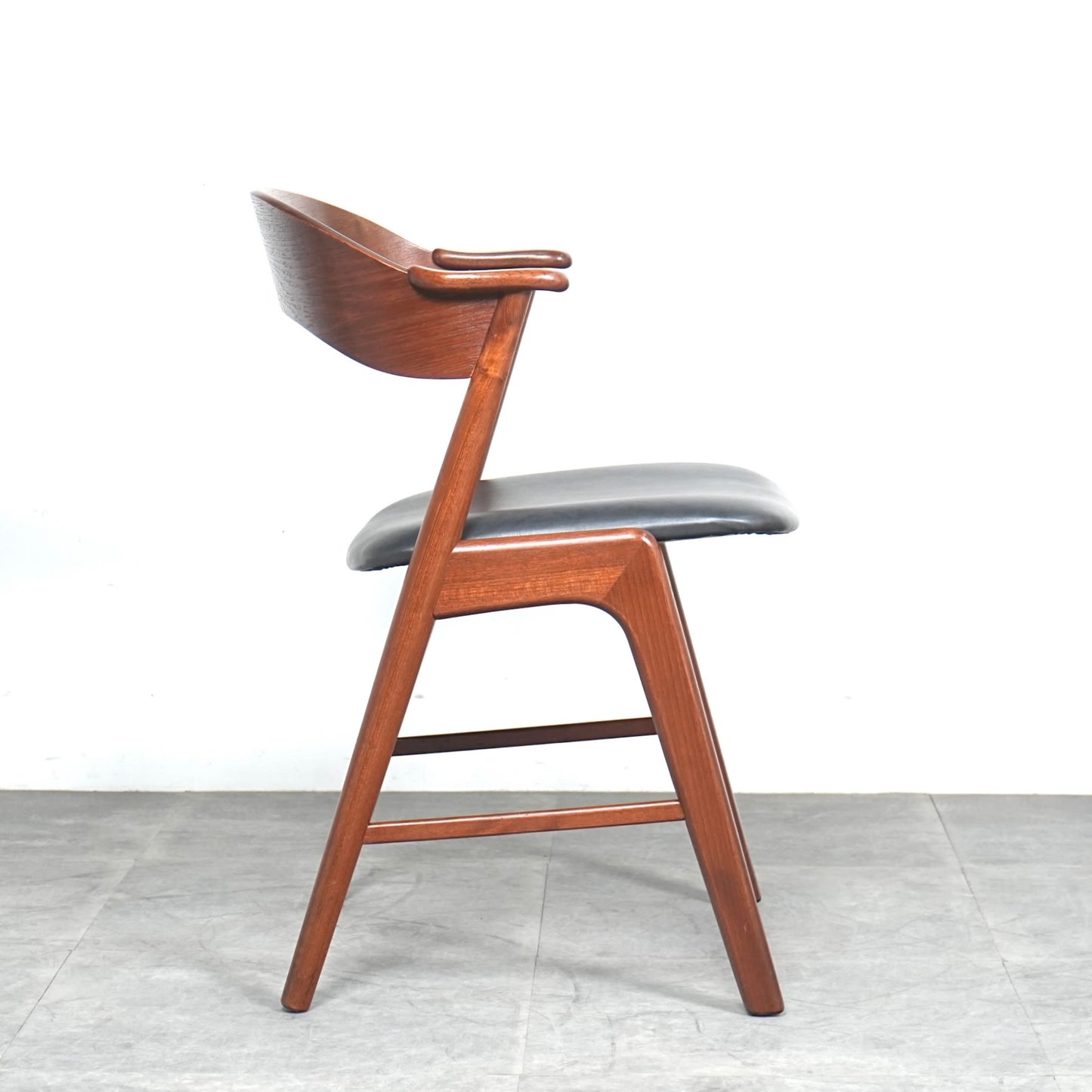 【Korup Stolefabrik】“Model.21” ネイルチェア