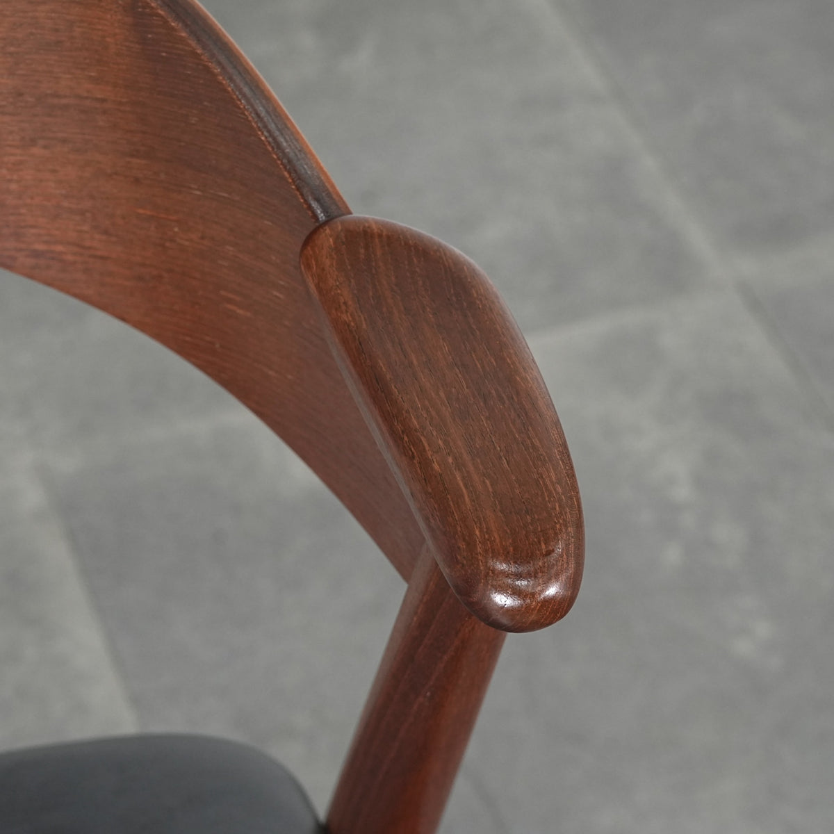 【Korup Stolefabrik】“Model.21” ネイルチェア