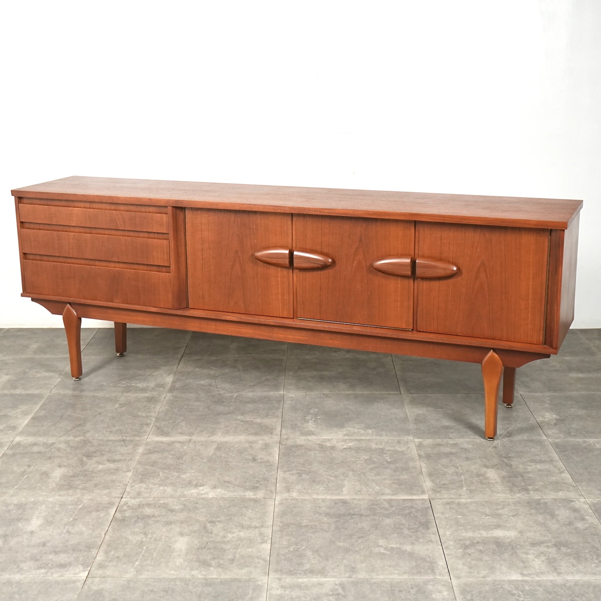 英国 Jentique(ジェンティーク) ヴィンテージ サイドボード(401) 英国 Jentique(ジェンティーク) ヴィンテージ サイドボード(401) 英国