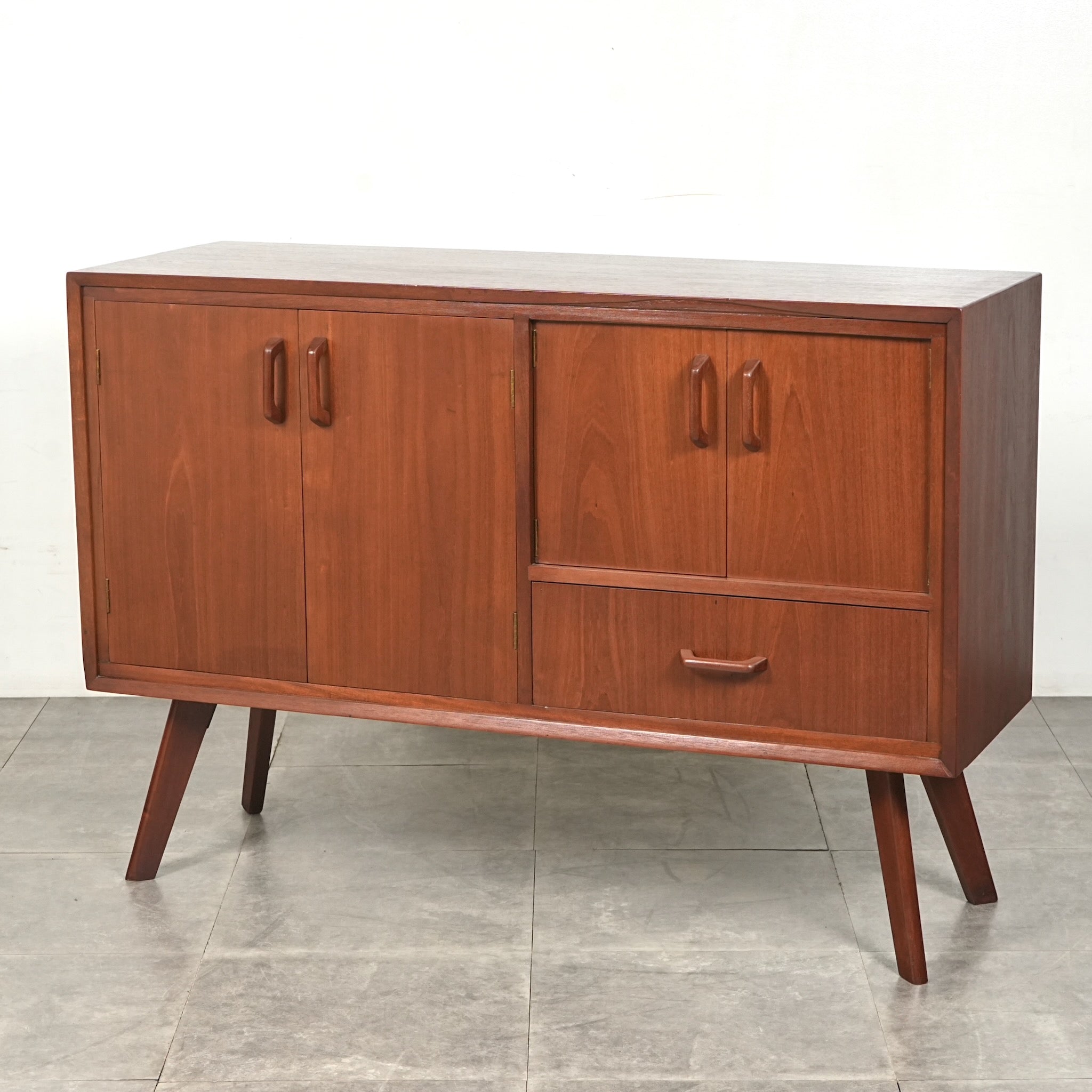 CABINET & SIDEBOARD – TIME HYPE