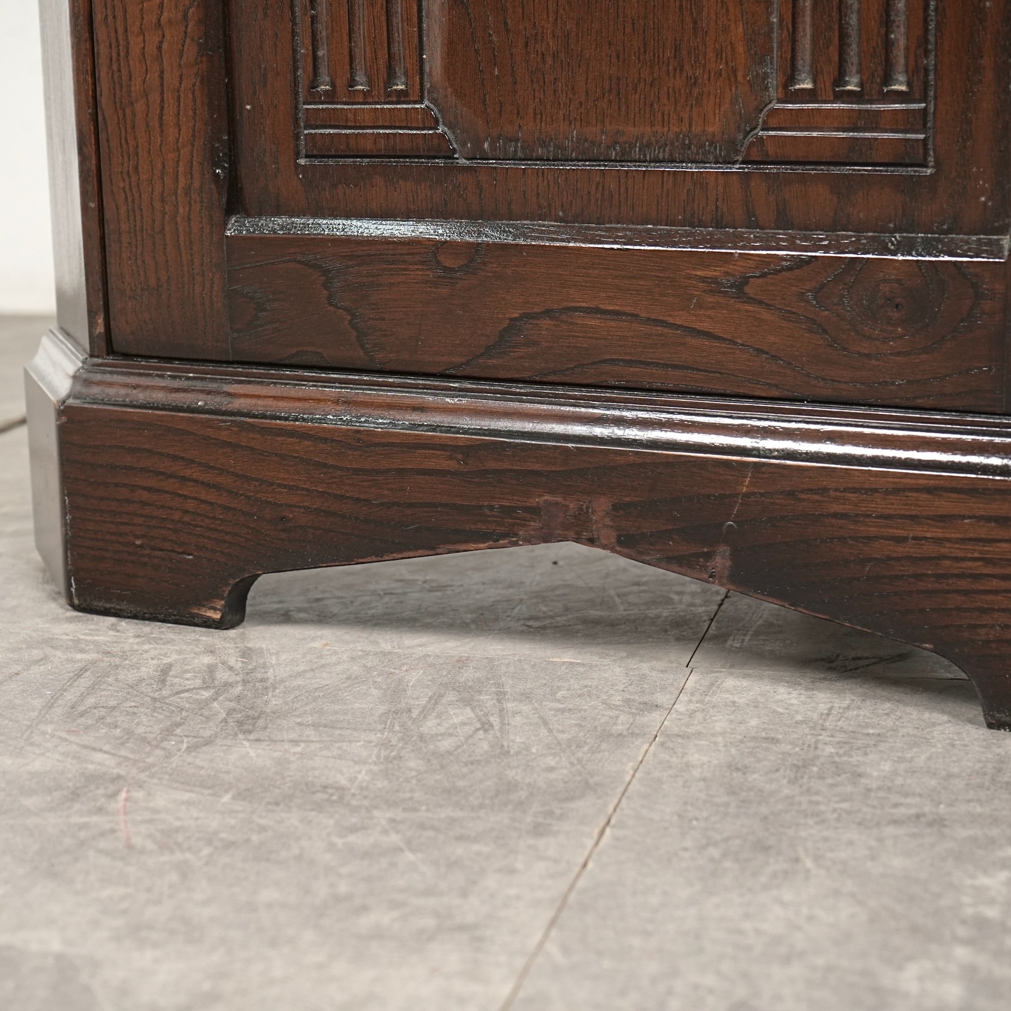 英国クラシック ヴィンテージ コーナーキャビネット – TIME HYPE