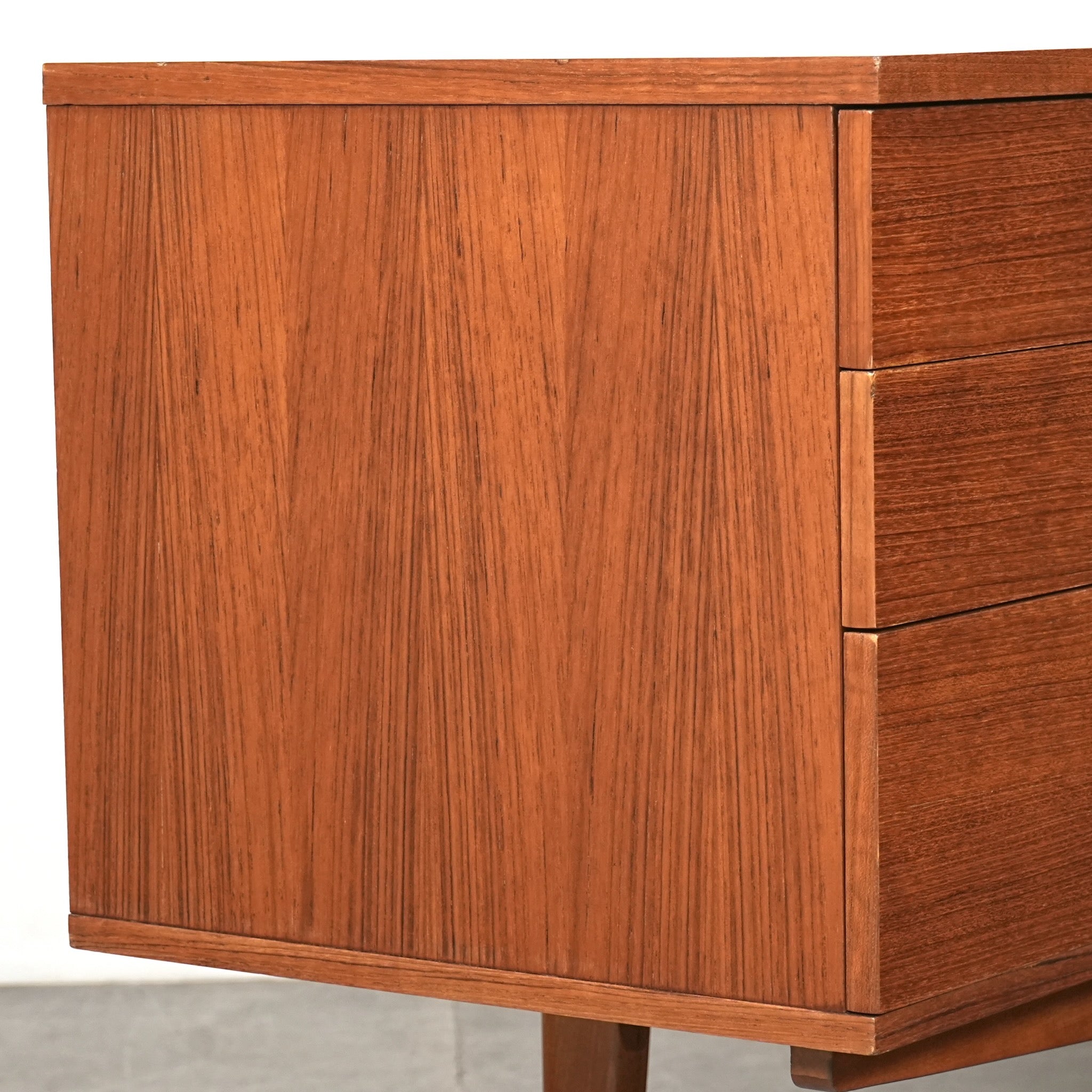 アバロン AVALON ヴィンテージ サイドボード　チェスト アイアンレッグ AVALON】ヴィンテージ サイドボード – TIME HYPE