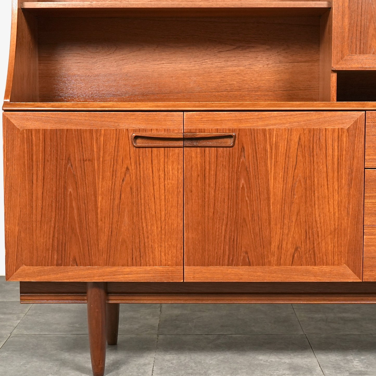 【Meredew】ヴィンテージ キャビネット(ハイサイドボード)