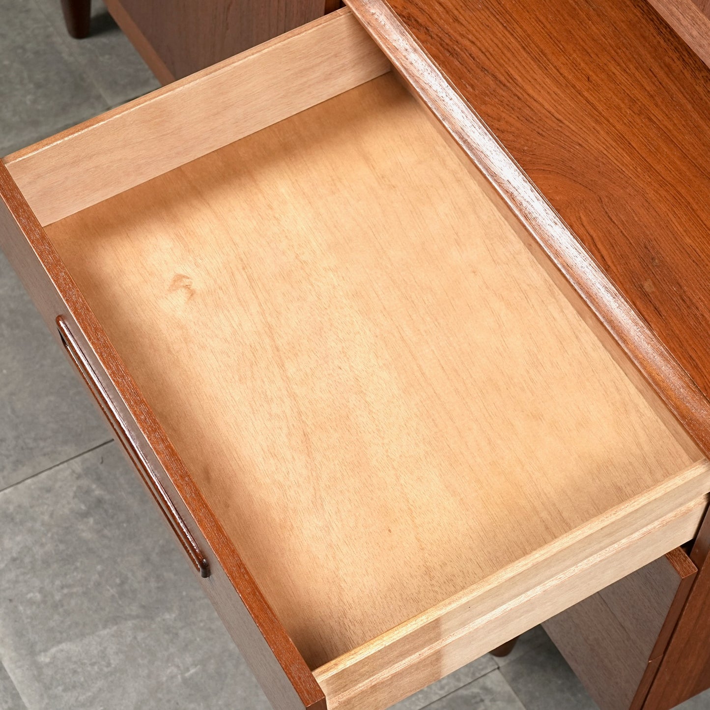 【Meredew】ヴィンテージ キャビネット(ハイサイドボード)