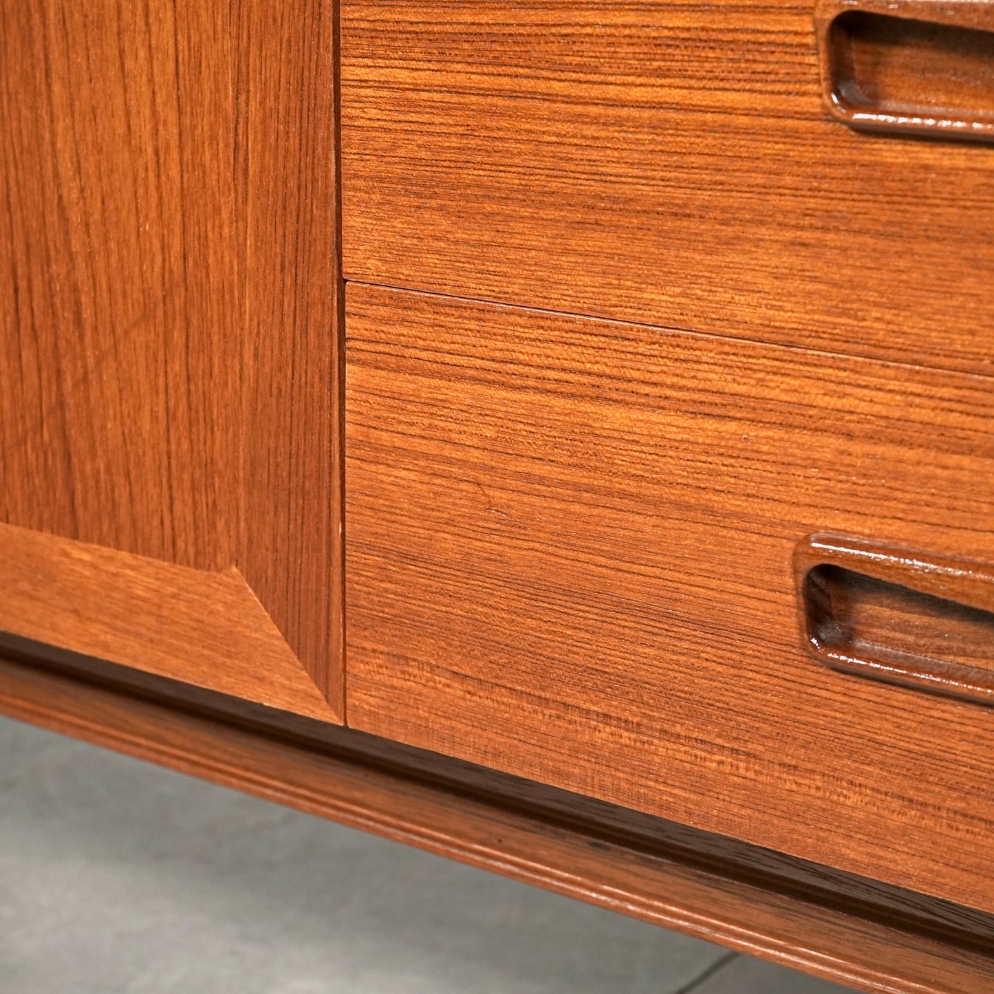 【Meredew】ヴィンテージ キャビネット(ハイサイドボード)