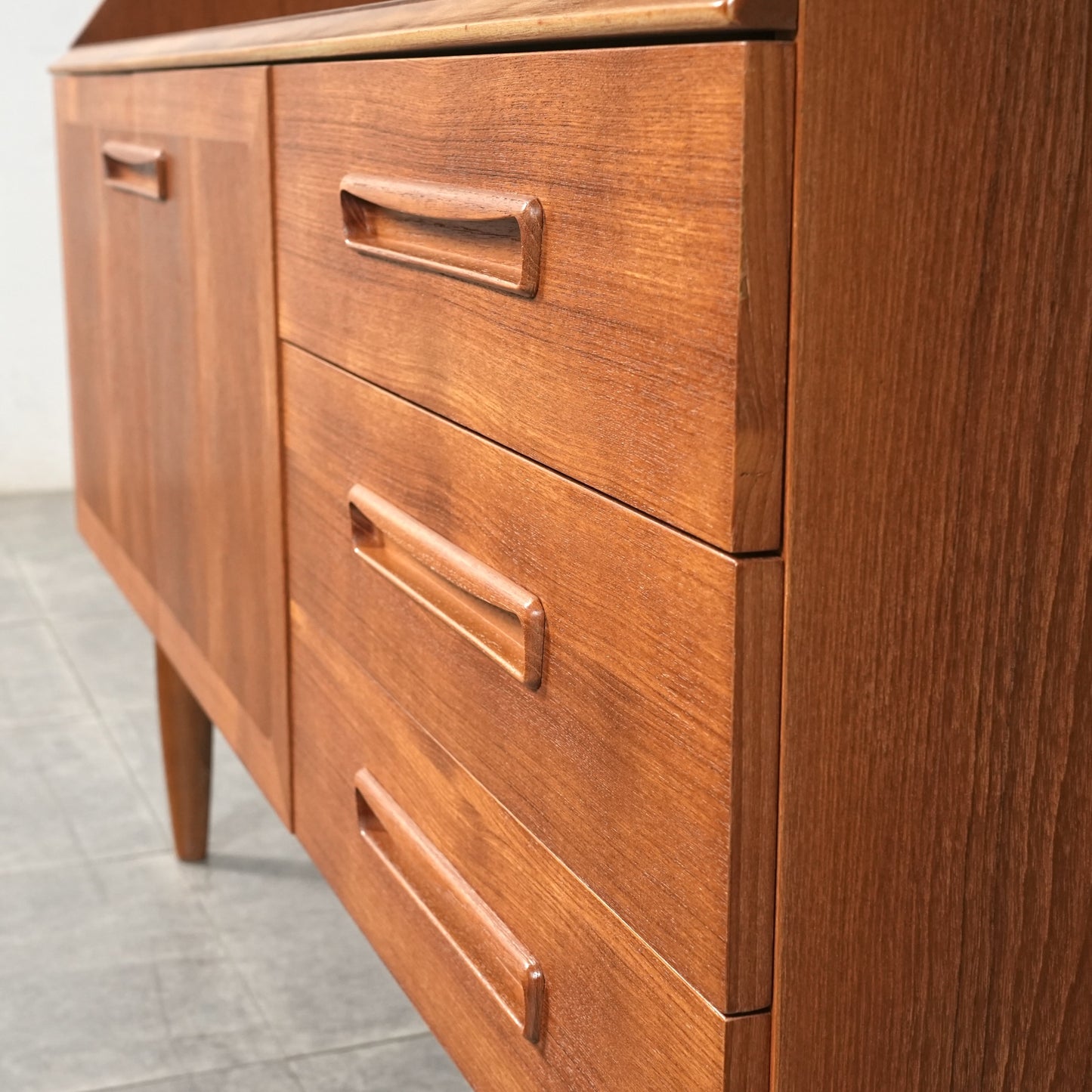 【Meredew】ヴィンテージ キャビネット(ハイサイドボード)