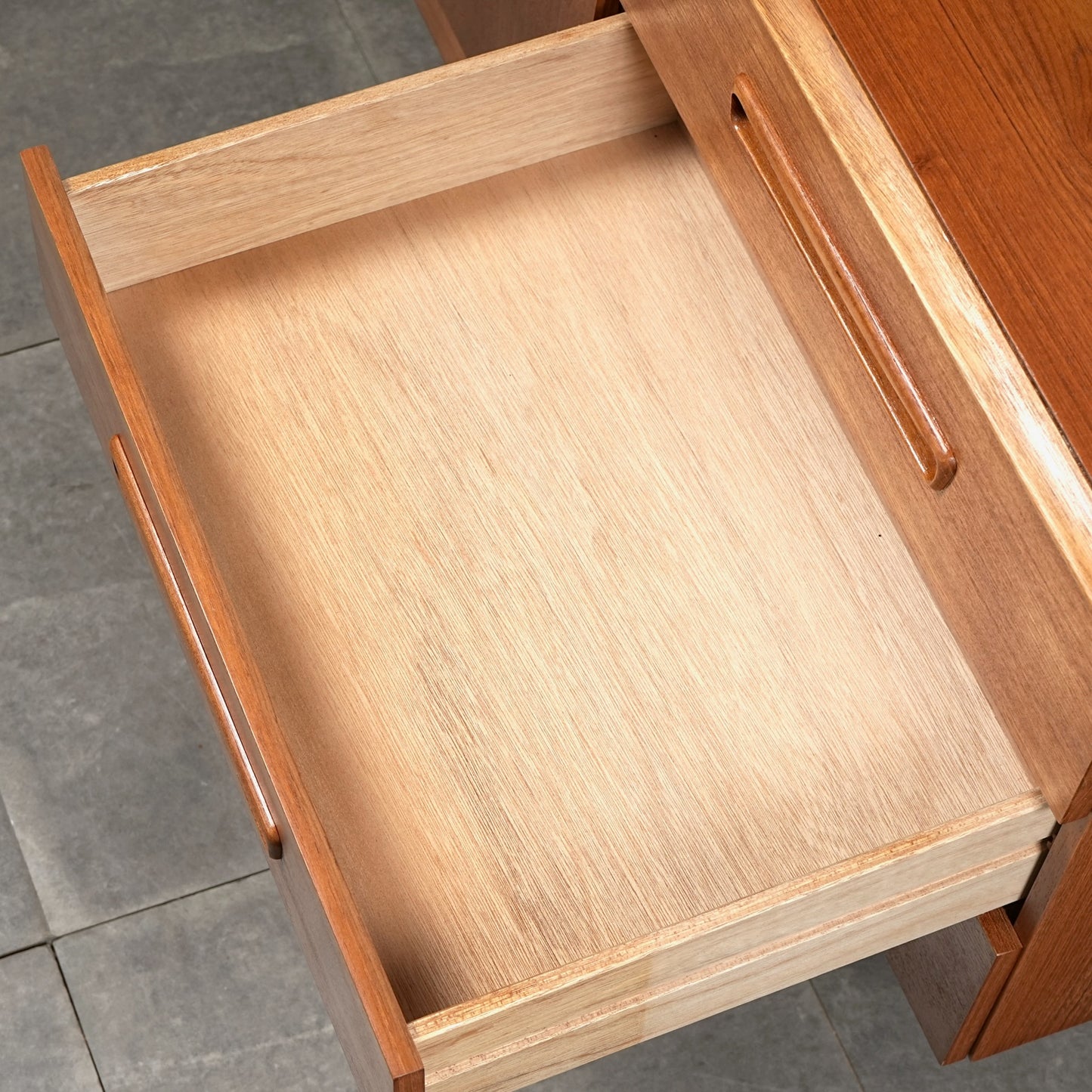 【Meredew】ヴィンテージ キャビネット(ハイサイドボード)