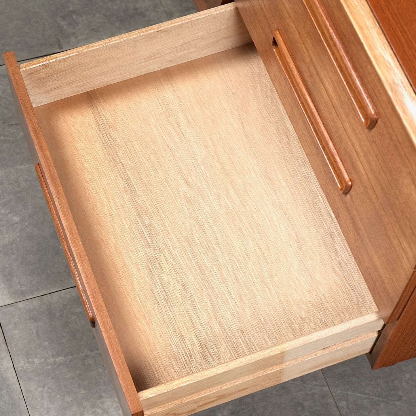 【Meredew】ヴィンテージ キャビネット(ハイサイドボード)