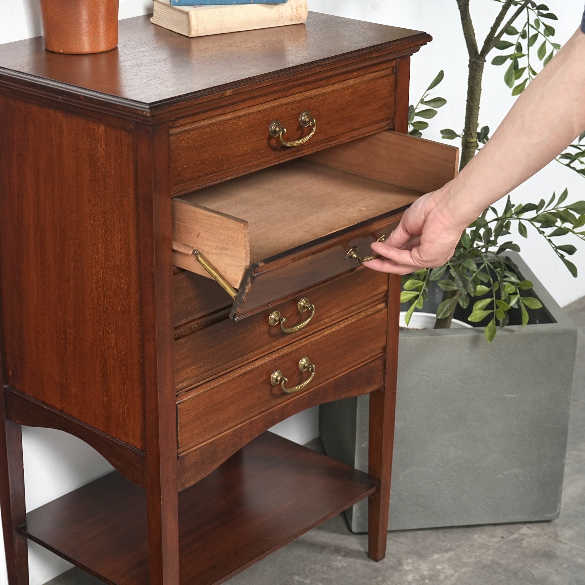 イギリスヴィンテージチェスト(英タッセル付き)