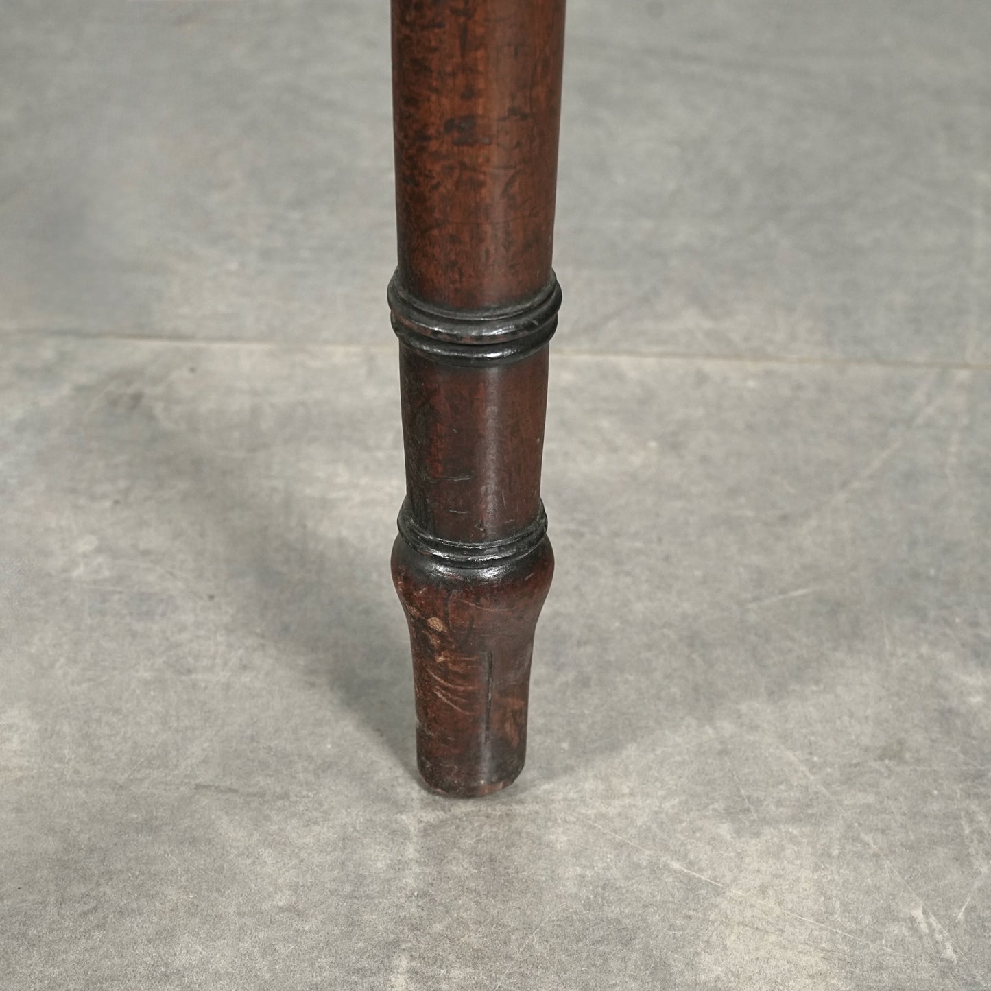 英国アンティーク サイドボード