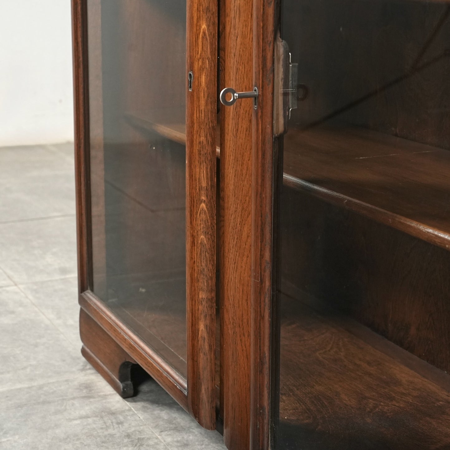 英国アンティーク ガラスキャビネット