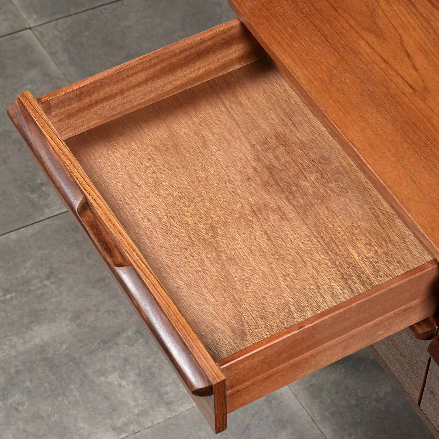 【AVALON】ヴィンテージ サイドボード