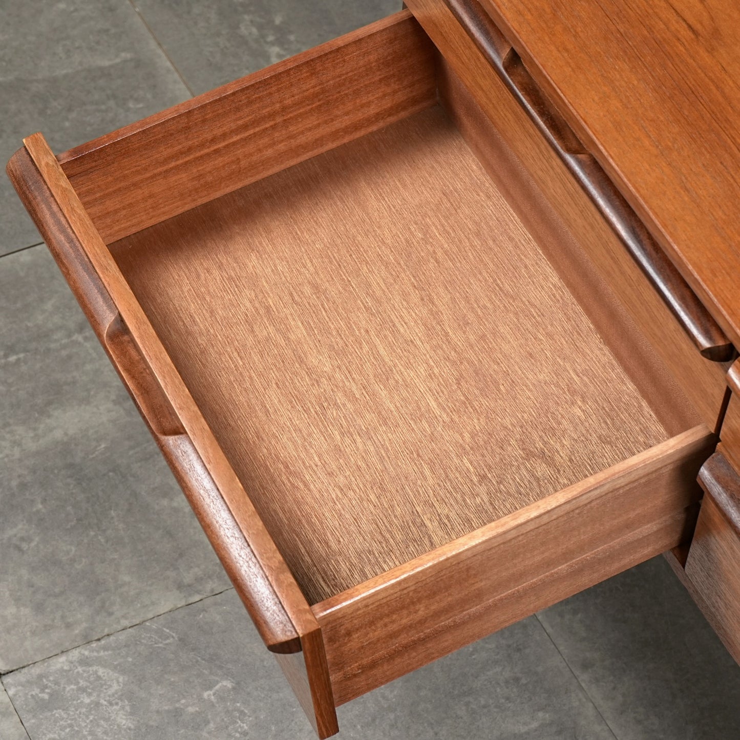 【AVALON】ヴィンテージ サイドボード