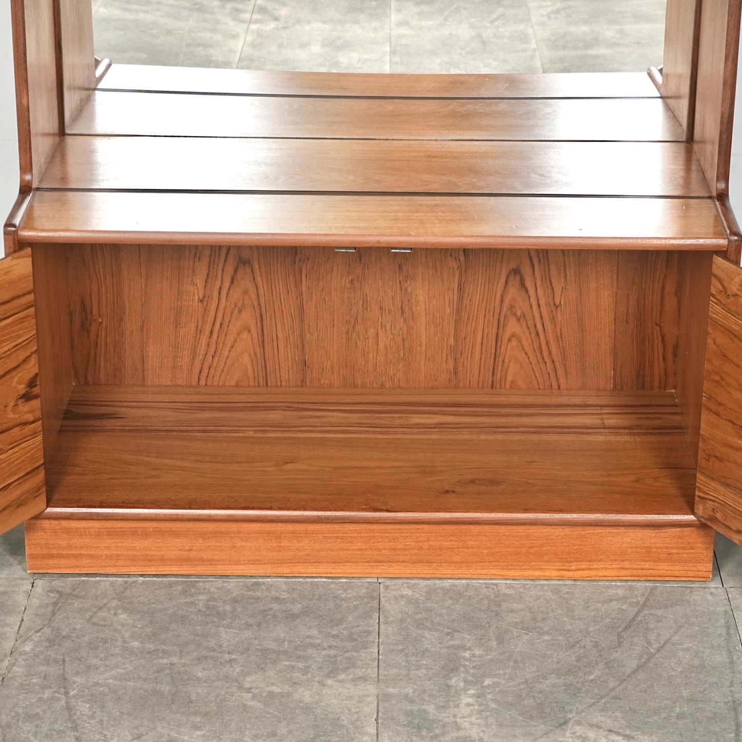 【Turnidge】ヴィンテージ ガラスキャビネット