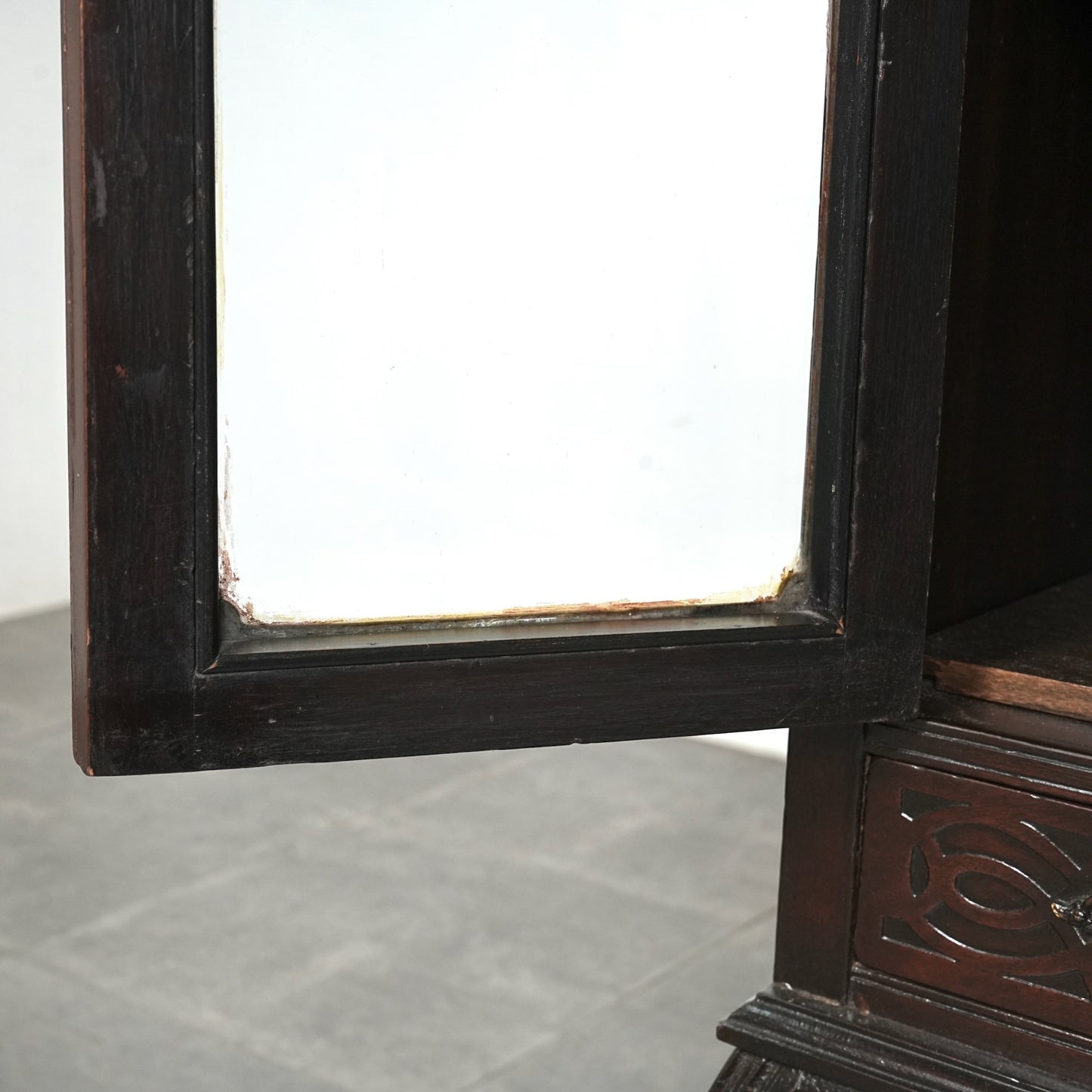 英国アンティーク ガラスキャビネット