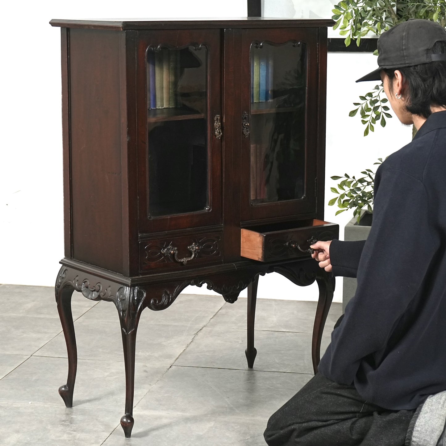 英国アンティーク ガラスキャビネット