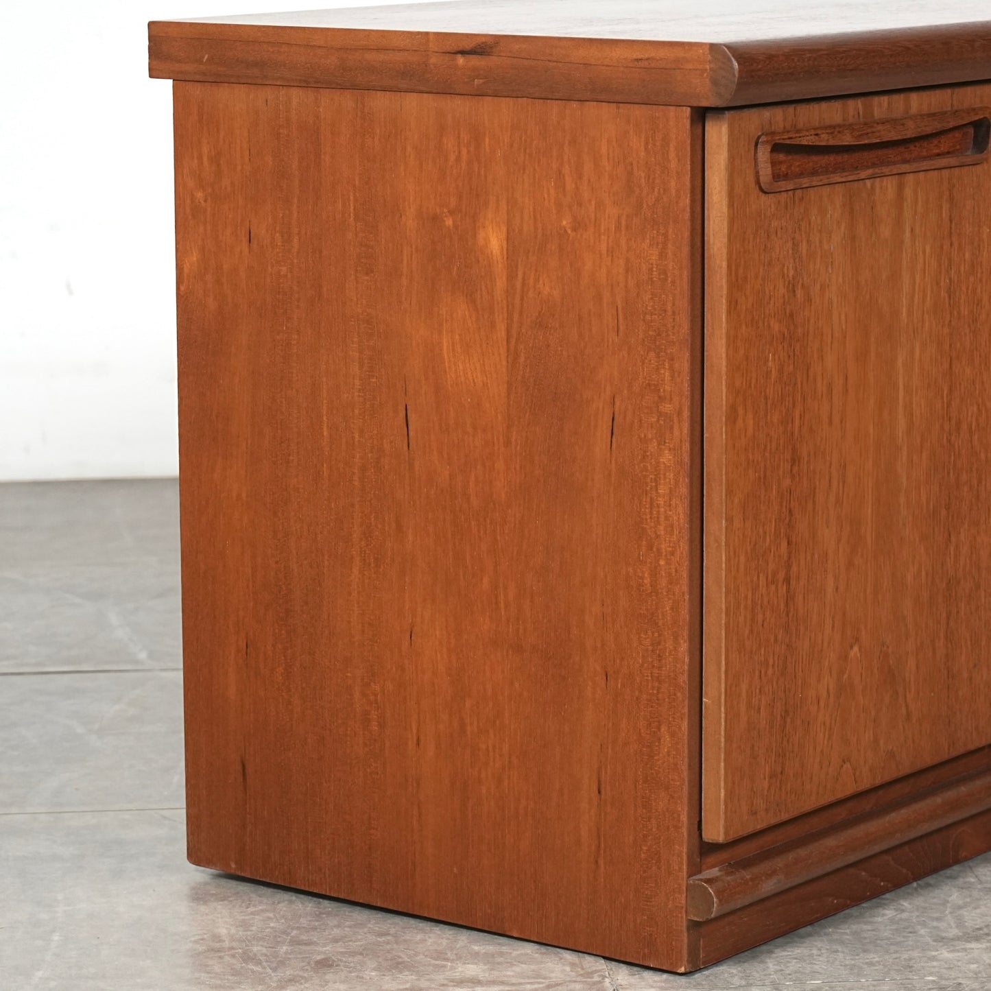 【Meredew】ヴィンテージ サイドボード