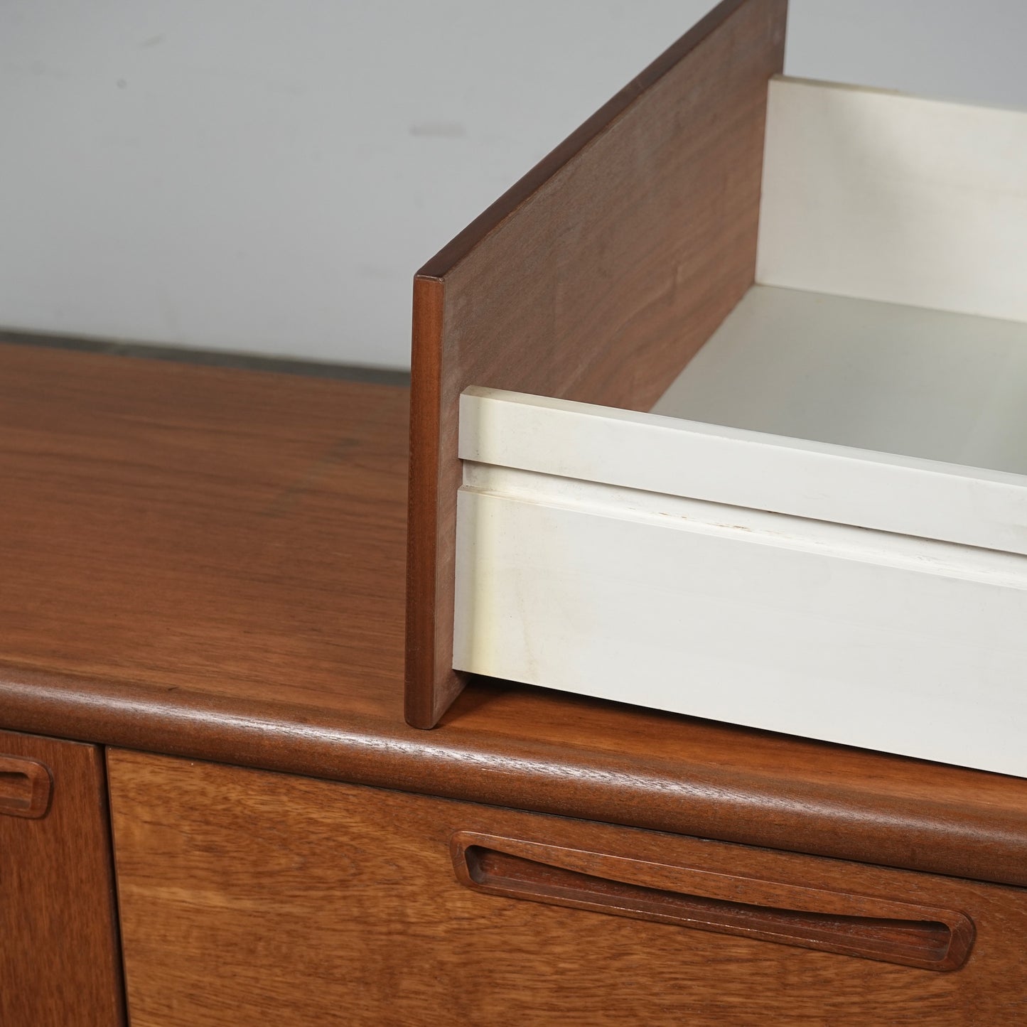 【Meredew】ヴィンテージ サイドボード