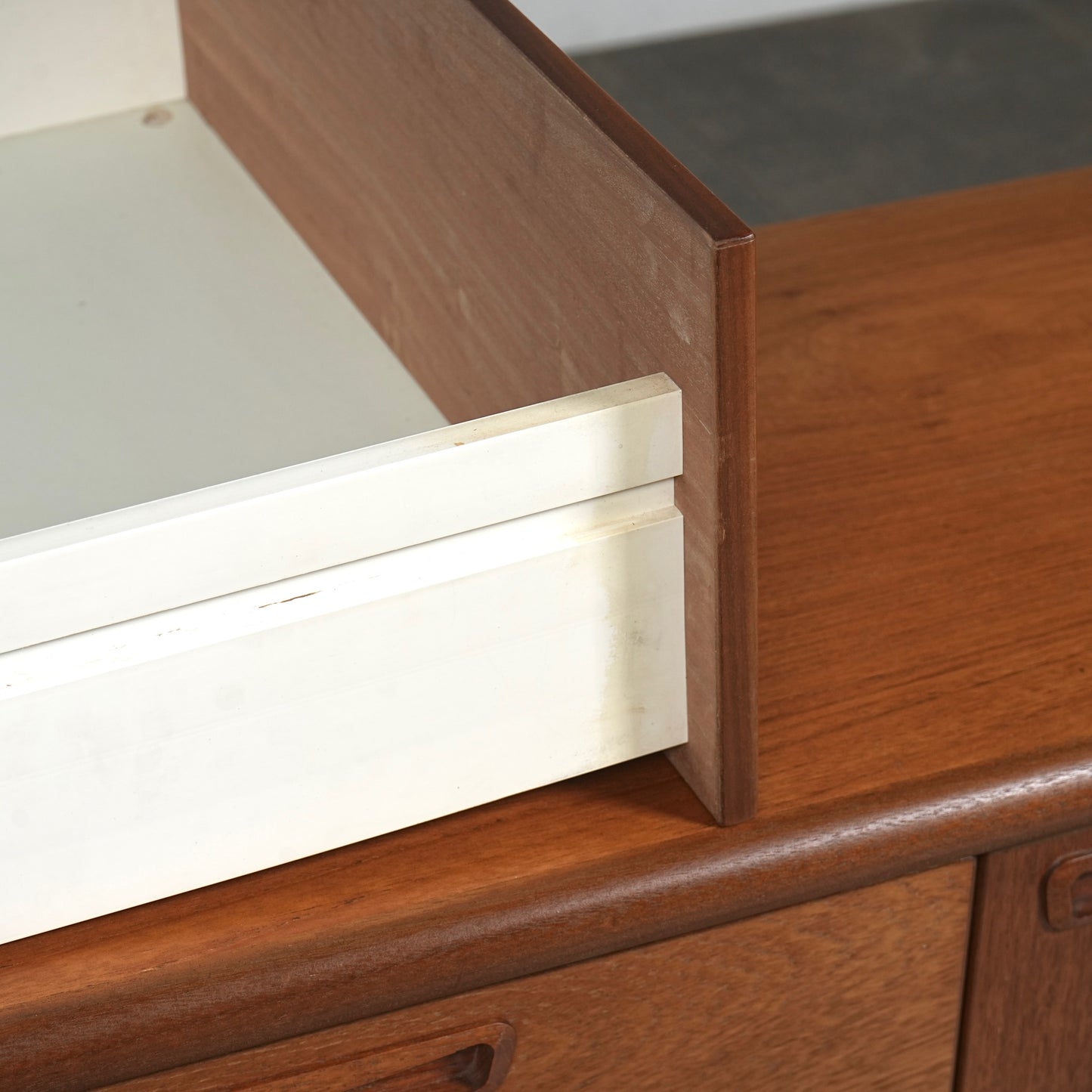 【Meredew】ヴィンテージ サイドボード