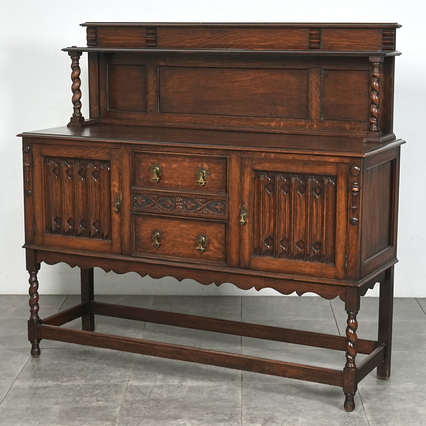 英国アンティーク サイドボード