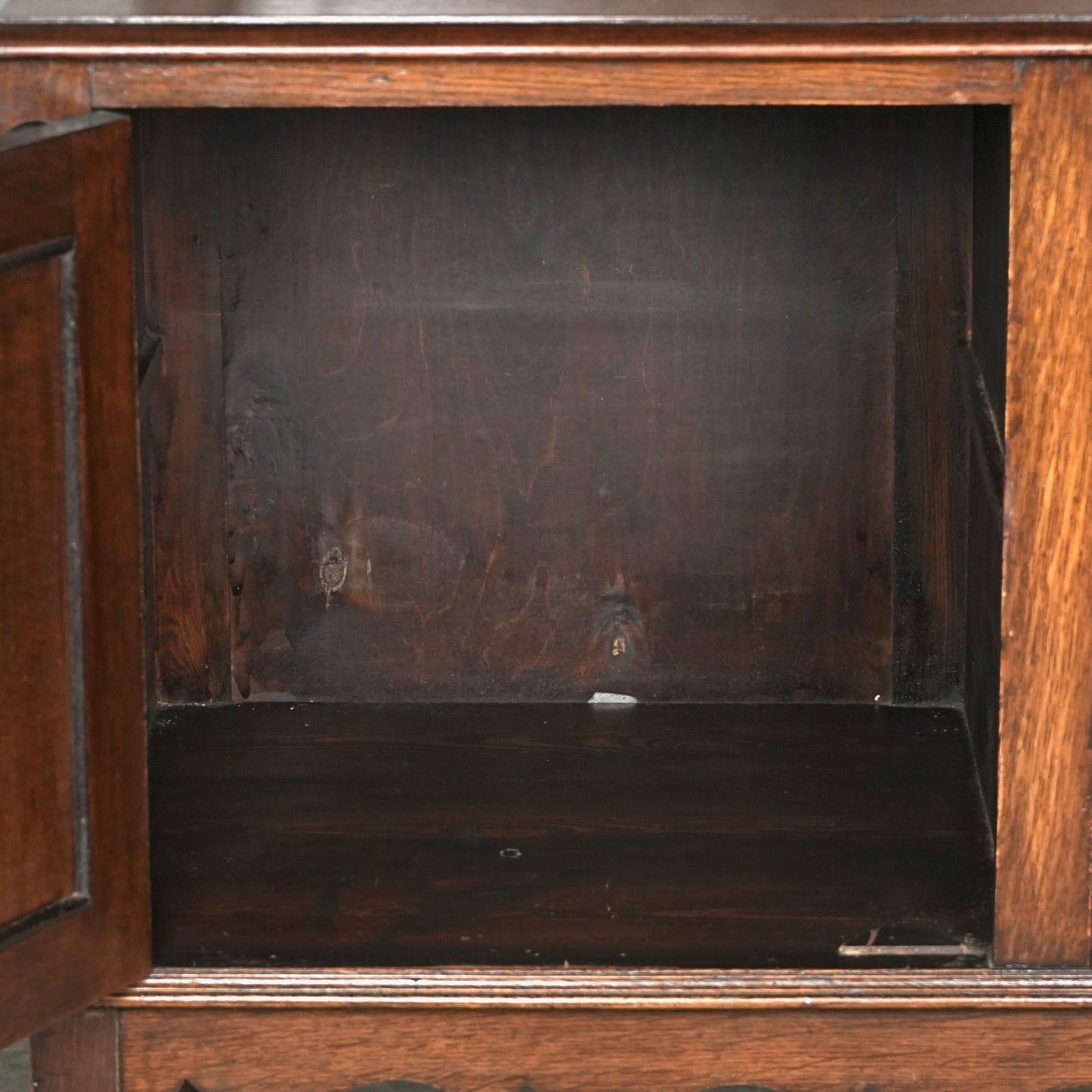 英国アンティーク サイドボード