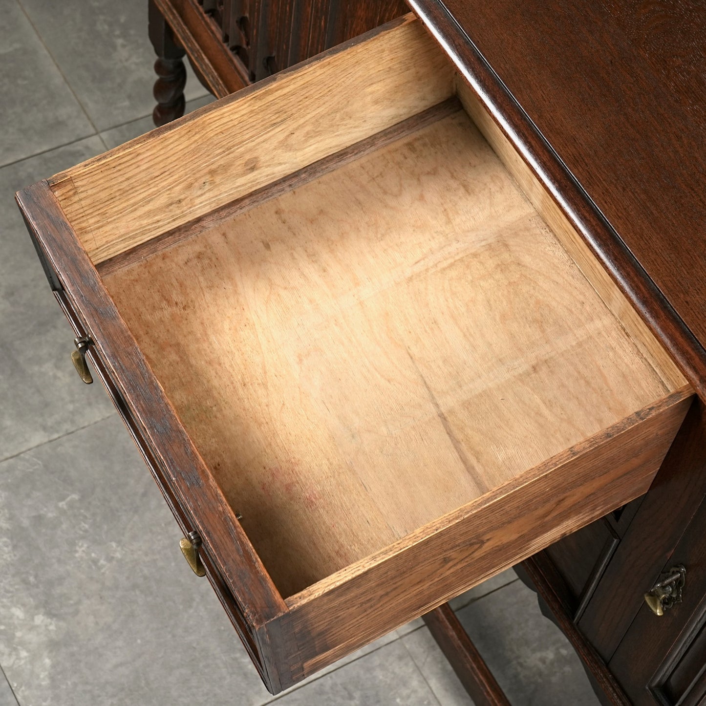 英国アンティーク サイドボード