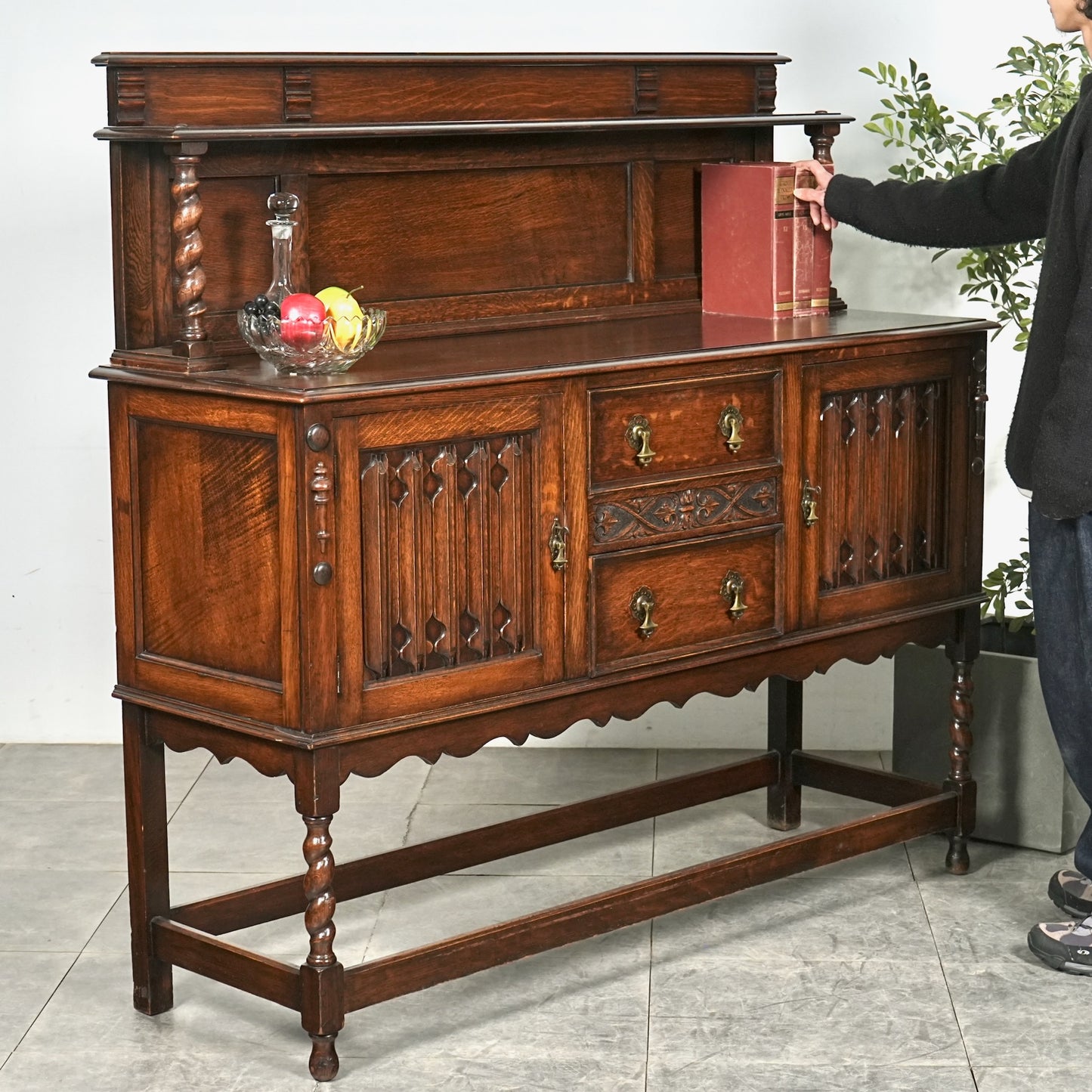 英国アンティーク サイドボード