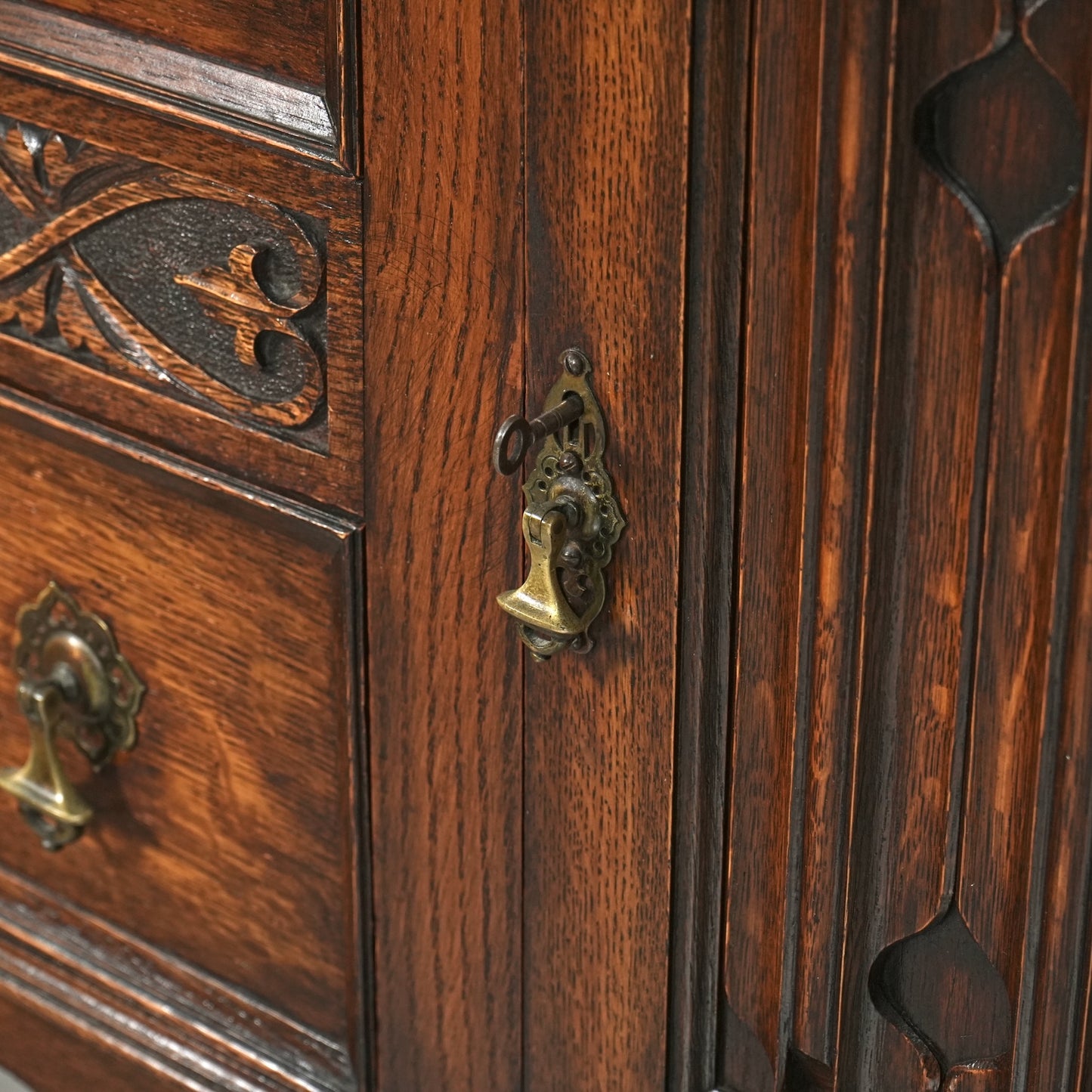 英国アンティーク サイドボード