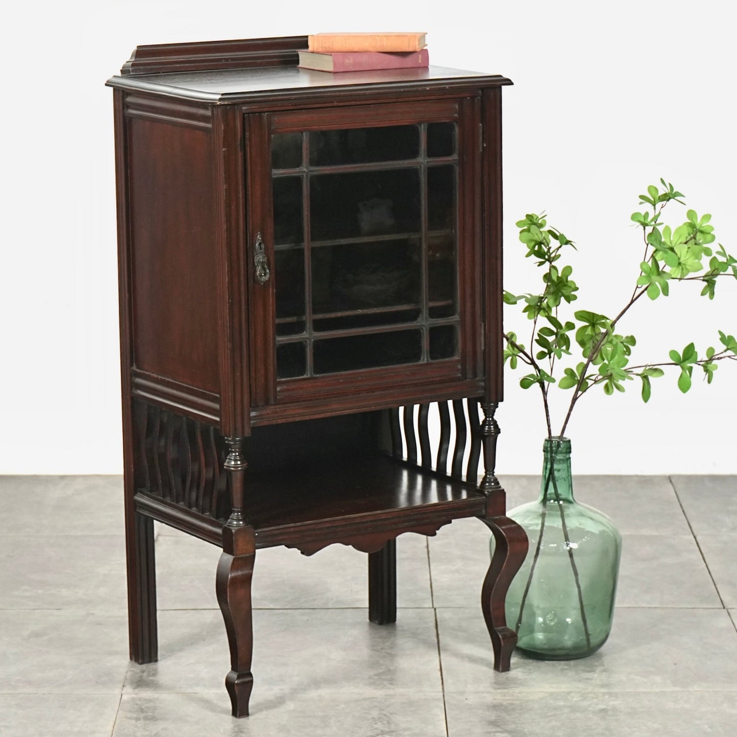 英国アンティーク ガラスキャビネット