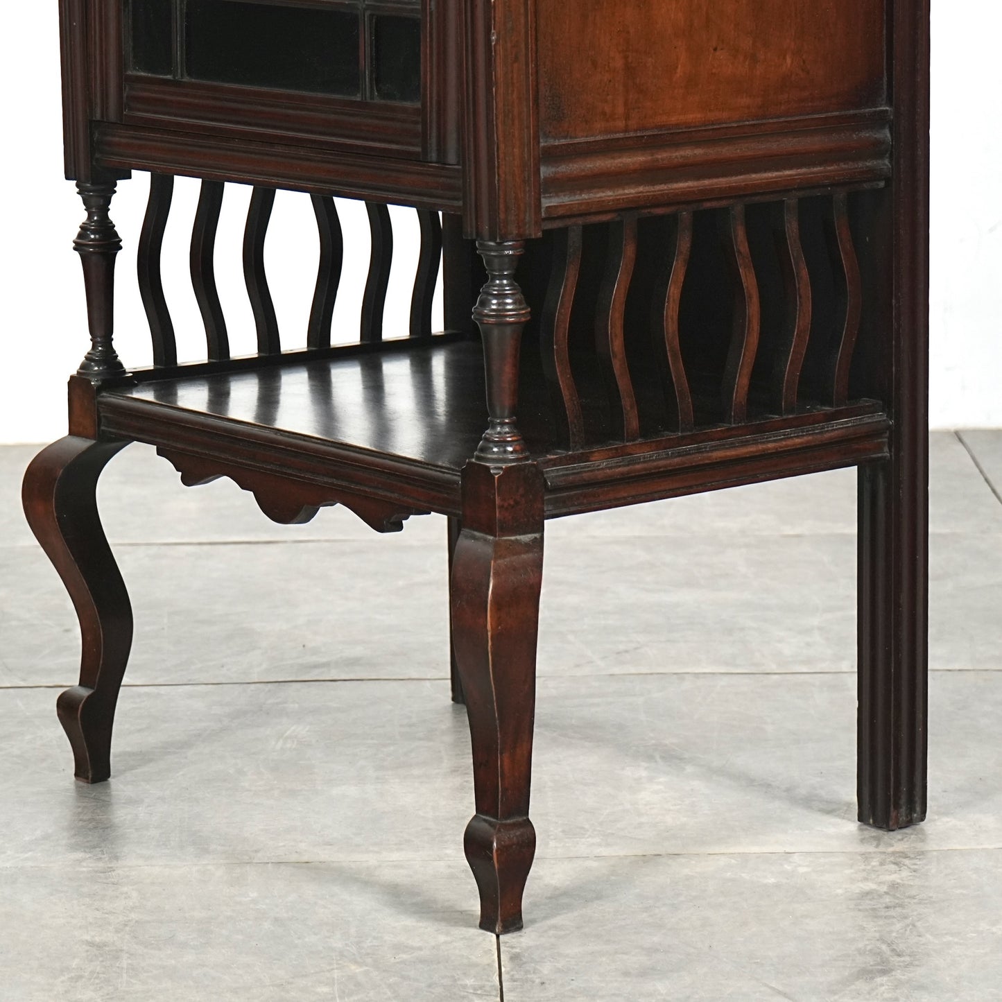 英国アンティーク ガラスキャビネット