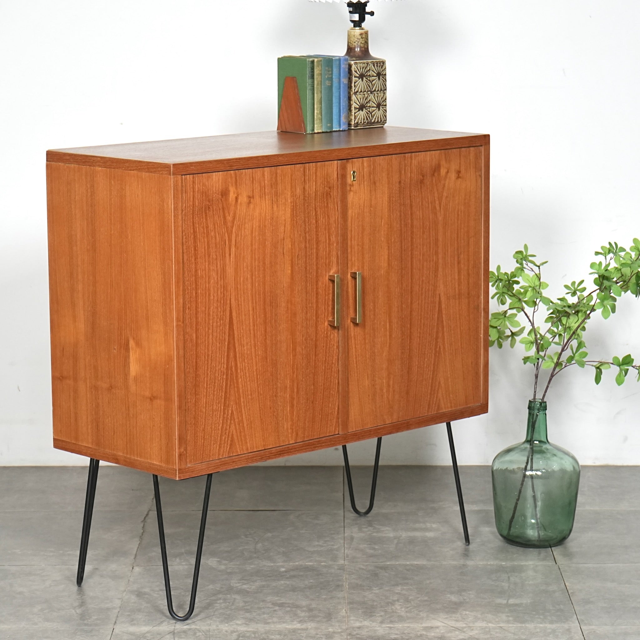 CABINET & SIDEBOARD – TIME HYPE